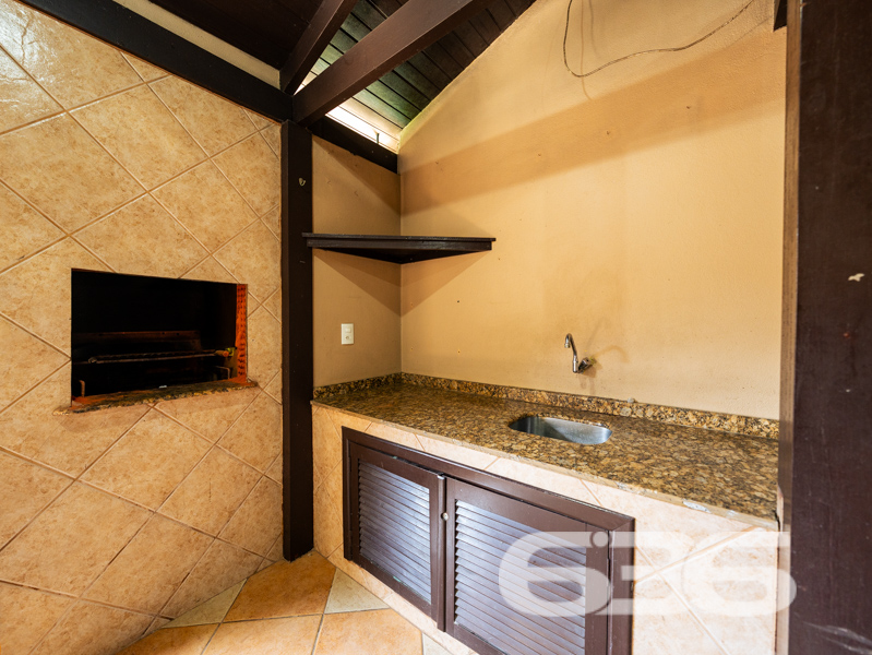 CASA TÉRREA COM 235m², 4 QUARTOS E GARAGEM ESPAÇOSA
Temos o prazer de apresentar esta incrível casa de um único pavimento, composta por 4 quartos e uma garagem com capacidade para até 5 veículos. Localizada no bairro Glória, em Joinville, esta residência possui uma área construída de 235m², com toda a documentação regularizada. O imóvel está situado num espaçoso terreno de 502m², numa localização privilegiada e muito valorizada na cidade. Aqui você desfrutará de proximidade com todas as facilidades essenciais para uma vida confortável e conveniente.
A casa oferece cômodos espaçosos e extremamente confortáveis, incluindo 4 quartos aconchegantes, sendo uma suíte, além de 2 salas, 2 banheiros, uma cozinha bem equipada e uma garagem coberta com capacidade para até 5 veículos. Além disso, um destaque especial fica por conta de uma área de festas com churrasqueira, ideal para desfrutar de momentos agradáveis ao lado de amigos e familiares, e uma piscina perfeita para aproveitar os dias ensolarados e refrescantes.
Complementando a beleza do imóvel, um encantador jardim rodeia a casa, juntamente com um pequeno lago ornamental que adiciona um toque de tranquilidade e charme ao ambiente.
Não deixe escapar essa oportunidade imperdível! Entre em contato com um de nossos corretores agora mesmo e agende uma visita para conhecer pessoalmente essa casa incrível.
Para mais informações:
Telefone: (47) 3451-0636
WhatsApp: (47) 99190-0636
Imobiliária 636