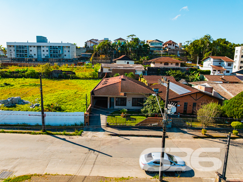 CASA TÉRREA COM 235m², 4 QUARTOS E GARAGEM ESPAÇOSA
Temos o prazer de apresentar esta incrível casa de um único pavimento, composta por 4 quartos e uma garagem com capacidade para até 5 veículos. Localizada no bairro Glória, em Joinville, esta residência possui uma área construída de 235m², com toda a documentação regularizada. O imóvel está situado num espaçoso terreno de 502m², numa localização privilegiada e muito valorizada na cidade. Aqui você desfrutará de proximidade com todas as facilidades essenciais para uma vida confortável e conveniente.
A casa oferece cômodos espaçosos e extremamente confortáveis, incluindo 4 quartos aconchegantes, sendo uma suíte, além de 2 salas, 2 banheiros, uma cozinha bem equipada e uma garagem coberta com capacidade para até 5 veículos. Além disso, um destaque especial fica por conta de uma área de festas com churrasqueira, ideal para desfrutar de momentos agradáveis ao lado de amigos e familiares, e uma piscina perfeita para aproveitar os dias ensolarados e refrescantes.
Complementando a beleza do imóvel, um encantador jardim rodeia a casa, juntamente com um pequeno lago ornamental que adiciona um toque de tranquilidade e charme ao ambiente.
Não deixe escapar essa oportunidade imperdível! Entre em contato com um de nossos corretores agora mesmo e agende uma visita para conhecer pessoalmente essa casa incrível.
Para mais informações:
Telefone: (47) 3451-0636
WhatsApp: (47) 99190-0636
Imobiliária 636