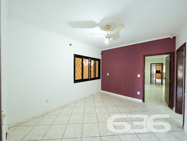 CASA TÉRREA COM 235m², 4 QUARTOS E GARAGEM ESPAÇOSA
Temos o prazer de apresentar esta incrível casa de um único pavimento, composta por 4 quartos e uma garagem com capacidade para até 5 veículos. Localizada no bairro Glória, em Joinville, esta residência possui uma área construída de 235m², com toda a documentação regularizada. O imóvel está situado num espaçoso terreno de 502m², numa localização privilegiada e muito valorizada na cidade. Aqui você desfrutará de proximidade com todas as facilidades essenciais para uma vida confortável e conveniente.
A casa oferece cômodos espaçosos e extremamente confortáveis, incluindo 4 quartos aconchegantes, sendo uma suíte, além de 2 salas, 2 banheiros, uma cozinha bem equipada e uma garagem coberta com capacidade para até 5 veículos. Além disso, um destaque especial fica por conta de uma área de festas com churrasqueira, ideal para desfrutar de momentos agradáveis ao lado de amigos e familiares, e uma piscina perfeita para aproveitar os dias ensolarados e refrescantes.
Complementando a beleza do imóvel, um encantador jardim rodeia a casa, juntamente com um pequeno lago ornamental que adiciona um toque de tranquilidade e charme ao ambiente.
Não deixe escapar essa oportunidade imperdível! Entre em contato com um de nossos corretores agora mesmo e agende uma visita para conhecer pessoalmente essa casa incrível.
Para mais informações:
Telefone: (47) 3451-0636
WhatsApp: (47) 99190-0636
Imobiliária 636