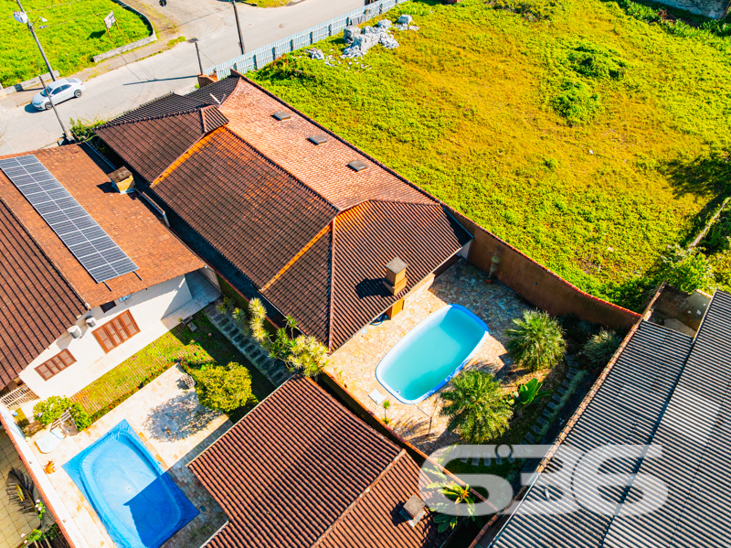 CASA TÉRREA COM 235m², 4 QUARTOS E GARAGEM ESPAÇOSA
Temos o prazer de apresentar esta incrível casa de um único pavimento, composta por 4 quartos e uma garagem com capacidade para até 5 veículos. Localizada no bairro Glória, em Joinville, esta residência possui uma área construída de 235m², com toda a documentação regularizada. O imóvel está situado num espaçoso terreno de 502m², numa localização privilegiada e muito valorizada na cidade. Aqui você desfrutará de proximidade com todas as facilidades essenciais para uma vida confortável e conveniente.
A casa oferece cômodos espaçosos e extremamente confortáveis, incluindo 4 quartos aconchegantes, sendo uma suíte, além de 2 salas, 2 banheiros, uma cozinha bem equipada e uma garagem coberta com capacidade para até 5 veículos. Além disso, um destaque especial fica por conta de uma área de festas com churrasqueira, ideal para desfrutar de momentos agradáveis ao lado de amigos e familiares, e uma piscina perfeita para aproveitar os dias ensolarados e refrescantes.
Complementando a beleza do imóvel, um encantador jardim rodeia a casa, juntamente com um pequeno lago ornamental que adiciona um toque de tranquilidade e charme ao ambiente.
Não deixe escapar essa oportunidade imperdível! Entre em contato com um de nossos corretores agora mesmo e agende uma visita para conhecer pessoalmente essa casa incrível.
Para mais informações:
Telefone: (47) 3451-0636
WhatsApp: (47) 99190-0636
Imobiliária 636