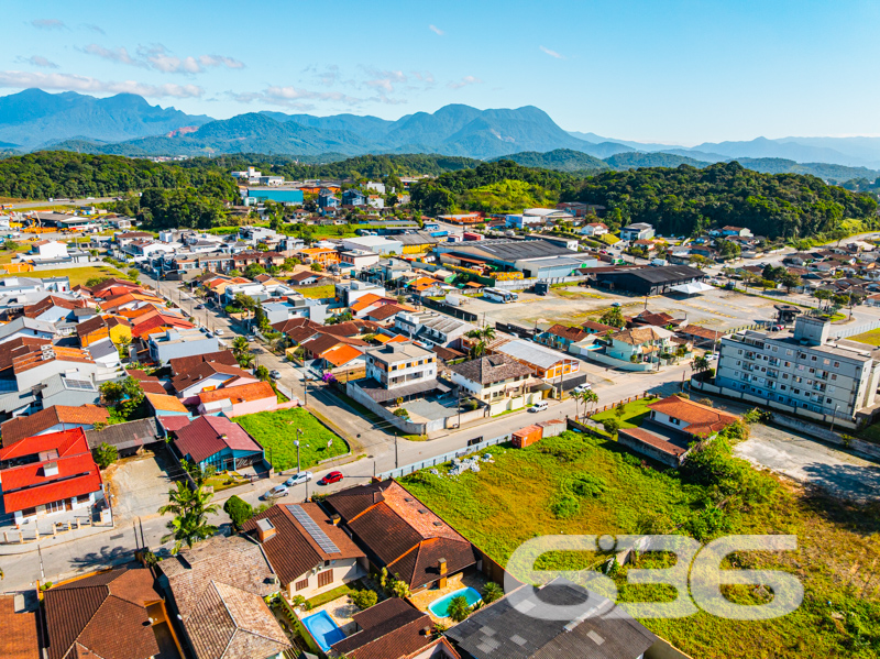 CASA TÉRREA COM 235m², 4 QUARTOS E GARAGEM ESPAÇOSA
Temos o prazer de apresentar esta incrível casa de um único pavimento, composta por 4 quartos e uma garagem com capacidade para até 5 veículos. Localizada no bairro Glória, em Joinville, esta residência possui uma área construída de 235m², com toda a documentação regularizada. O imóvel está situado num espaçoso terreno de 502m², numa localização privilegiada e muito valorizada na cidade. Aqui você desfrutará de proximidade com todas as facilidades essenciais para uma vida confortável e conveniente.
A casa oferece cômodos espaçosos e extremamente confortáveis, incluindo 4 quartos aconchegantes, sendo uma suíte, além de 2 salas, 2 banheiros, uma cozinha bem equipada e uma garagem coberta com capacidade para até 5 veículos. Além disso, um destaque especial fica por conta de uma área de festas com churrasqueira, ideal para desfrutar de momentos agradáveis ao lado de amigos e familiares, e uma piscina perfeita para aproveitar os dias ensolarados e refrescantes.
Complementando a beleza do imóvel, um encantador jardim rodeia a casa, juntamente com um pequeno lago ornamental que adiciona um toque de tranquilidade e charme ao ambiente.
Não deixe escapar essa oportunidade imperdível! Entre em contato com um de nossos corretores agora mesmo e agende uma visita para conhecer pessoalmente essa casa incrível.
Para mais informações:
Telefone: (47) 3451-0636
WhatsApp: (47) 99190-0636
Imobiliária 636