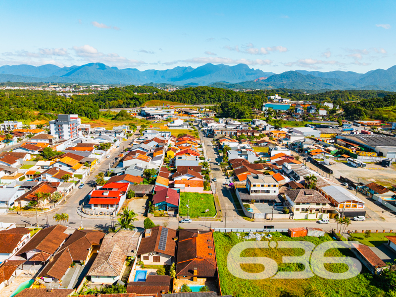 CASA TÉRREA COM 235m², 4 QUARTOS E GARAGEM ESPAÇOSA
Temos o prazer de apresentar esta incrível casa de um único pavimento, composta por 4 quartos e uma garagem com capacidade para até 5 veículos. Localizada no bairro Glória, em Joinville, esta residência possui uma área construída de 235m², com toda a documentação regularizada. O imóvel está situado num espaçoso terreno de 502m², numa localização privilegiada e muito valorizada na cidade. Aqui você desfrutará de proximidade com todas as facilidades essenciais para uma vida confortável e conveniente.
A casa oferece cômodos espaçosos e extremamente confortáveis, incluindo 4 quartos aconchegantes, sendo uma suíte, além de 2 salas, 2 banheiros, uma cozinha bem equipada e uma garagem coberta com capacidade para até 5 veículos. Além disso, um destaque especial fica por conta de uma área de festas com churrasqueira, ideal para desfrutar de momentos agradáveis ao lado de amigos e familiares, e uma piscina perfeita para aproveitar os dias ensolarados e refrescantes.
Complementando a beleza do imóvel, um encantador jardim rodeia a casa, juntamente com um pequeno lago ornamental que adiciona um toque de tranquilidade e charme ao ambiente.
Não deixe escapar essa oportunidade imperdível! Entre em contato com um de nossos corretores agora mesmo e agende uma visita para conhecer pessoalmente essa casa incrível.
Para mais informações:
Telefone: (47) 3451-0636
WhatsApp: (47) 99190-0636
Imobiliária 636