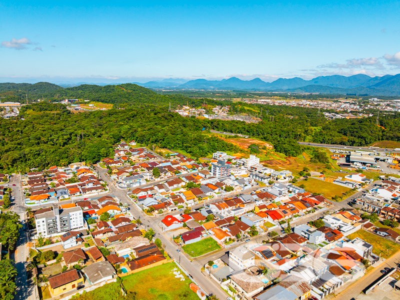 CASA TÉRREA COM 235m², 4 QUARTOS E GARAGEM ESPAÇOSA
Temos o prazer de apresentar esta incrível casa de um único pavimento, composta por 4 quartos e uma garagem com capacidade para até 5 veículos. Localizada no bairro Glória, em Joinville, esta residência possui uma área construída de 235m², com toda a documentação regularizada. O imóvel está situado num espaçoso terreno de 502m², numa localização privilegiada e muito valorizada na cidade. Aqui você desfrutará de proximidade com todas as facilidades essenciais para uma vida confortável e conveniente.
A casa oferece cômodos espaçosos e extremamente confortáveis, incluindo 4 quartos aconchegantes, sendo uma suíte, além de 2 salas, 2 banheiros, uma cozinha bem equipada e uma garagem coberta com capacidade para até 5 veículos. Além disso, um destaque especial fica por conta de uma área de festas com churrasqueira, ideal para desfrutar de momentos agradáveis ao lado de amigos e familiares, e uma piscina perfeita para aproveitar os dias ensolarados e refrescantes.
Complementando a beleza do imóvel, um encantador jardim rodeia a casa, juntamente com um pequeno lago ornamental que adiciona um toque de tranquilidade e charme ao ambiente.
Não deixe escapar essa oportunidade imperdível! Entre em contato com um de nossos corretores agora mesmo e agende uma visita para conhecer pessoalmente essa casa incrível.
Para mais informações:
Telefone: (47) 3451-0636
WhatsApp: (47) 99190-0636
Imobiliária 636