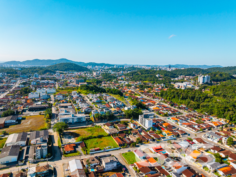 CASA TÉRREA COM 235m², 4 QUARTOS E GARAGEM ESPAÇOSA
Temos o prazer de apresentar esta incrível casa de um único pavimento, composta por 4 quartos e uma garagem com capacidade para até 5 veículos. Localizada no bairro Glória, em Joinville, esta residência possui uma área construída de 235m², com toda a documentação regularizada. O imóvel está situado num espaçoso terreno de 502m², numa localização privilegiada e muito valorizada na cidade. Aqui você desfrutará de proximidade com todas as facilidades essenciais para uma vida confortável e conveniente.
A casa oferece cômodos espaçosos e extremamente confortáveis, incluindo 4 quartos aconchegantes, sendo uma suíte, além de 2 salas, 2 banheiros, uma cozinha bem equipada e uma garagem coberta com capacidade para até 5 veículos. Além disso, um destaque especial fica por conta de uma área de festas com churrasqueira, ideal para desfrutar de momentos agradáveis ao lado de amigos e familiares, e uma piscina perfeita para aproveitar os dias ensolarados e refrescantes.
Complementando a beleza do imóvel, um encantador jardim rodeia a casa, juntamente com um pequeno lago ornamental que adiciona um toque de tranquilidade e charme ao ambiente.
Não deixe escapar essa oportunidade imperdível! Entre em contato com um de nossos corretores agora mesmo e agende uma visita para conhecer pessoalmente essa casa incrível.
Para mais informações:
Telefone: (47) 3451-0636
WhatsApp: (47) 99190-0636
Imobiliária 636