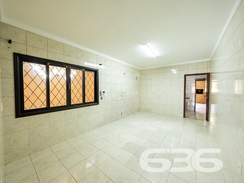 CASA TÉRREA COM 235m², 4 QUARTOS E GARAGEM ESPAÇOSA
Temos o prazer de apresentar esta incrível casa de um único pavimento, composta por 4 quartos e uma garagem com capacidade para até 5 veículos. Localizada no bairro Glória, em Joinville, esta residência possui uma área construída de 235m², com toda a documentação regularizada. O imóvel está situado num espaçoso terreno de 502m², numa localização privilegiada e muito valorizada na cidade. Aqui você desfrutará de proximidade com todas as facilidades essenciais para uma vida confortável e conveniente.
A casa oferece cômodos espaçosos e extremamente confortáveis, incluindo 4 quartos aconchegantes, sendo uma suíte, além de 2 salas, 2 banheiros, uma cozinha bem equipada e uma garagem coberta com capacidade para até 5 veículos. Além disso, um destaque especial fica por conta de uma área de festas com churrasqueira, ideal para desfrutar de momentos agradáveis ao lado de amigos e familiares, e uma piscina perfeita para aproveitar os dias ensolarados e refrescantes.
Complementando a beleza do imóvel, um encantador jardim rodeia a casa, juntamente com um pequeno lago ornamental que adiciona um toque de tranquilidade e charme ao ambiente.
Não deixe escapar essa oportunidade imperdível! Entre em contato com um de nossos corretores agora mesmo e agende uma visita para conhecer pessoalmente essa casa incrível.
Para mais informações:
Telefone: (47) 3451-0636
WhatsApp: (47) 99190-0636
Imobiliária 636