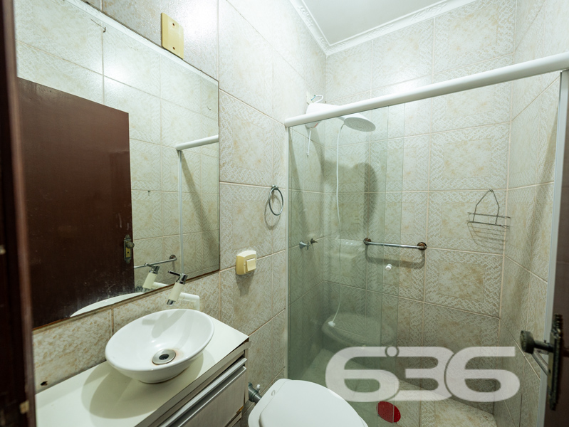 CASA TÉRREA COM 235m², 4 QUARTOS E GARAGEM ESPAÇOSA
Temos o prazer de apresentar esta incrível casa de um único pavimento, composta por 4 quartos e uma garagem com capacidade para até 5 veículos. Localizada no bairro Glória, em Joinville, esta residência possui uma área construída de 235m², com toda a documentação regularizada. O imóvel está situado num espaçoso terreno de 502m², numa localização privilegiada e muito valorizada na cidade. Aqui você desfrutará de proximidade com todas as facilidades essenciais para uma vida confortável e conveniente.
A casa oferece cômodos espaçosos e extremamente confortáveis, incluindo 4 quartos aconchegantes, sendo uma suíte, além de 2 salas, 2 banheiros, uma cozinha bem equipada e uma garagem coberta com capacidade para até 5 veículos. Além disso, um destaque especial fica por conta de uma área de festas com churrasqueira, ideal para desfrutar de momentos agradáveis ao lado de amigos e familiares, e uma piscina perfeita para aproveitar os dias ensolarados e refrescantes.
Complementando a beleza do imóvel, um encantador jardim rodeia a casa, juntamente com um pequeno lago ornamental que adiciona um toque de tranquilidade e charme ao ambiente.
Não deixe escapar essa oportunidade imperdível! Entre em contato com um de nossos corretores agora mesmo e agende uma visita para conhecer pessoalmente essa casa incrível.
Para mais informações:
Telefone: (47) 3451-0636
WhatsApp: (47) 99190-0636
Imobiliária 636