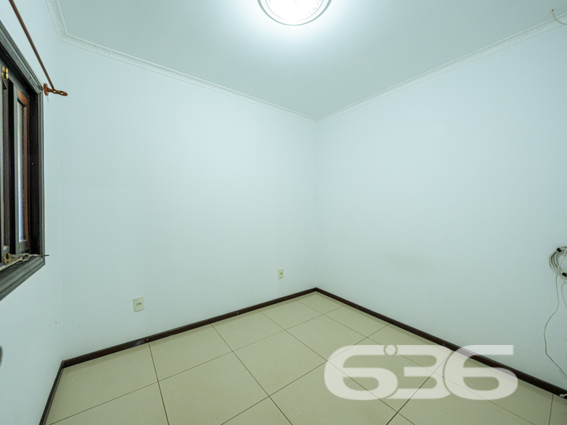 CASA TÉRREA COM 235m², 4 QUARTOS E GARAGEM ESPAÇOSA
Temos o prazer de apresentar esta incrível casa de um único pavimento, composta por 4 quartos e uma garagem com capacidade para até 5 veículos. Localizada no bairro Glória, em Joinville, esta residência possui uma área construída de 235m², com toda a documentação regularizada. O imóvel está situado num espaçoso terreno de 502m², numa localização privilegiada e muito valorizada na cidade. Aqui você desfrutará de proximidade com todas as facilidades essenciais para uma vida confortável e conveniente.
A casa oferece cômodos espaçosos e extremamente confortáveis, incluindo 4 quartos aconchegantes, sendo uma suíte, além de 2 salas, 2 banheiros, uma cozinha bem equipada e uma garagem coberta com capacidade para até 5 veículos. Além disso, um destaque especial fica por conta de uma área de festas com churrasqueira, ideal para desfrutar de momentos agradáveis ao lado de amigos e familiares, e uma piscina perfeita para aproveitar os dias ensolarados e refrescantes.
Complementando a beleza do imóvel, um encantador jardim rodeia a casa, juntamente com um pequeno lago ornamental que adiciona um toque de tranquilidade e charme ao ambiente.
Não deixe escapar essa oportunidade imperdível! Entre em contato com um de nossos corretores agora mesmo e agende uma visita para conhecer pessoalmente essa casa incrível.
Para mais informações:
Telefone: (47) 3451-0636
WhatsApp: (47) 99190-0636
Imobiliária 636