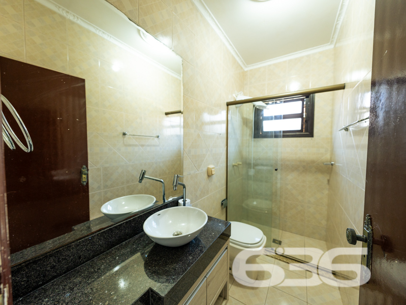 CASA TÉRREA COM 235m², 4 QUARTOS E GARAGEM ESPAÇOSA
Temos o prazer de apresentar esta incrível casa de um único pavimento, composta por 4 quartos e uma garagem com capacidade para até 5 veículos. Localizada no bairro Glória, em Joinville, esta residência possui uma área construída de 235m², com toda a documentação regularizada. O imóvel está situado num espaçoso terreno de 502m², numa localização privilegiada e muito valorizada na cidade. Aqui você desfrutará de proximidade com todas as facilidades essenciais para uma vida confortável e conveniente.
A casa oferece cômodos espaçosos e extremamente confortáveis, incluindo 4 quartos aconchegantes, sendo uma suíte, além de 2 salas, 2 banheiros, uma cozinha bem equipada e uma garagem coberta com capacidade para até 5 veículos. Além disso, um destaque especial fica por conta de uma área de festas com churrasqueira, ideal para desfrutar de momentos agradáveis ao lado de amigos e familiares, e uma piscina perfeita para aproveitar os dias ensolarados e refrescantes.
Complementando a beleza do imóvel, um encantador jardim rodeia a casa, juntamente com um pequeno lago ornamental que adiciona um toque de tranquilidade e charme ao ambiente.
Não deixe escapar essa oportunidade imperdível! Entre em contato com um de nossos corretores agora mesmo e agende uma visita para conhecer pessoalmente essa casa incrível.
Para mais informações:
Telefone: (47) 3451-0636
WhatsApp: (47) 99190-0636
Imobiliária 636