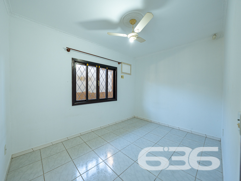 CASA TÉRREA COM 235m², 4 QUARTOS E GARAGEM ESPAÇOSA
Temos o prazer de apresentar esta incrível casa de um único pavimento, composta por 4 quartos e uma garagem com capacidade para até 5 veículos. Localizada no bairro Glória, em Joinville, esta residência possui uma área construída de 235m², com toda a documentação regularizada. O imóvel está situado num espaçoso terreno de 502m², numa localização privilegiada e muito valorizada na cidade. Aqui você desfrutará de proximidade com todas as facilidades essenciais para uma vida confortável e conveniente.
A casa oferece cômodos espaçosos e extremamente confortáveis, incluindo 4 quartos aconchegantes, sendo uma suíte, além de 2 salas, 2 banheiros, uma cozinha bem equipada e uma garagem coberta com capacidade para até 5 veículos. Além disso, um destaque especial fica por conta de uma área de festas com churrasqueira, ideal para desfrutar de momentos agradáveis ao lado de amigos e familiares, e uma piscina perfeita para aproveitar os dias ensolarados e refrescantes.
Complementando a beleza do imóvel, um encantador jardim rodeia a casa, juntamente com um pequeno lago ornamental que adiciona um toque de tranquilidade e charme ao ambiente.
Não deixe escapar essa oportunidade imperdível! Entre em contato com um de nossos corretores agora mesmo e agende uma visita para conhecer pessoalmente essa casa incrível.
Para mais informações:
Telefone: (47) 3451-0636
WhatsApp: (47) 99190-0636
Imobiliária 636