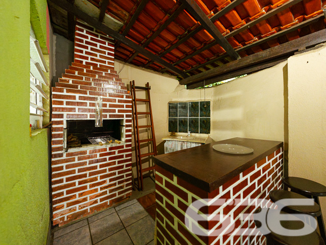 OPORTUNIDADE DE CASA COM 2 QUARTOS NO BAIRRO GUANABARA - ESTUDA PERMUTA
Este é um imóvel com 165m² de área construída sobre um amplo terreno de 406m², situado em lugar alto com uma ótima vista para o centro de Joinville. Localizado em lugar tranquilo, sem barulhos e com vizinhança tranquila - ideal para você que procurar viver em um local sossegado e, ao mesmo tempo, próximo de todas as comodidades necessárias para o dia a dia, como: escolas, farmácias, supermercados, panificadoras, restaurantes, lojas e comércios em geral.
Sua composição dispõe de 3 dormitórios confortáveis, sala de estar e sala de jantar, copa e cozinha conjugada, banheiro social, área de serviço e uma proveitosa área de festas com churrasqueira para você desfrutar de bons momentos ao lado de pessoas especiais.
Conta ainda com garagem coberta para 2 carros + 2 vagas descobertas.
Ficou interessado? O que está esperando?! Fale conosco e agende sua visita agora mesmo!
Saiba mais:
Telefone: (47) 3451-0636
WhatsApp: (47) 99190-0636
Imobiliária 636.