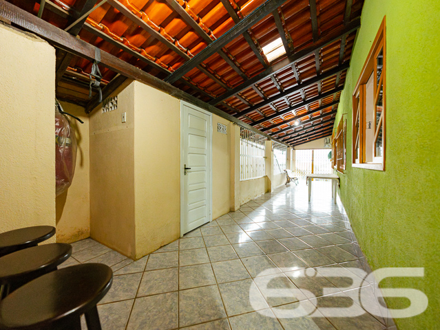 OPORTUNIDADE DE CASA COM 2 QUARTOS NO BAIRRO GUANABARA - ESTUDA PERMUTA
Este é um imóvel com 165m² de área construída sobre um amplo terreno de 406m², situado em lugar alto com uma ótima vista para o centro de Joinville. Localizado em lugar tranquilo, sem barulhos e com vizinhança tranquila - ideal para você que procurar viver em um local sossegado e, ao mesmo tempo, próximo de todas as comodidades necessárias para o dia a dia, como: escolas, farmácias, supermercados, panificadoras, restaurantes, lojas e comércios em geral.
Sua composição dispõe de 3 dormitórios confortáveis, sala de estar e sala de jantar, copa e cozinha conjugada, banheiro social, área de serviço e uma proveitosa área de festas com churrasqueira para você desfrutar de bons momentos ao lado de pessoas especiais.
Conta ainda com garagem coberta para 2 carros + 2 vagas descobertas.
Ficou interessado? O que está esperando?! Fale conosco e agende sua visita agora mesmo!
Saiba mais:
Telefone: (47) 3451-0636
WhatsApp: (47) 99190-0636
Imobiliária 636.
