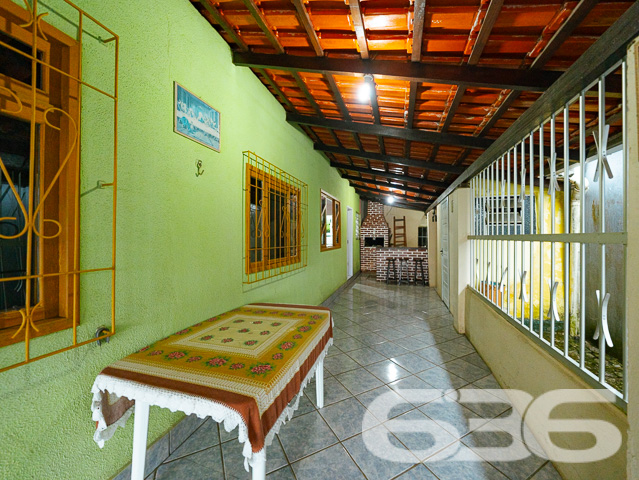 OPORTUNIDADE DE CASA COM 2 QUARTOS NO BAIRRO GUANABARA - ESTUDA PERMUTA
Este é um imóvel com 165m² de área construída sobre um amplo terreno de 406m², situado em lugar alto com uma ótima vista para o centro de Joinville. Localizado em lugar tranquilo, sem barulhos e com vizinhança tranquila - ideal para você que procurar viver em um local sossegado e, ao mesmo tempo, próximo de todas as comodidades necessárias para o dia a dia, como: escolas, farmácias, supermercados, panificadoras, restaurantes, lojas e comércios em geral.
Sua composição dispõe de 3 dormitórios confortáveis, sala de estar e sala de jantar, copa e cozinha conjugada, banheiro social, área de serviço e uma proveitosa área de festas com churrasqueira para você desfrutar de bons momentos ao lado de pessoas especiais.
Conta ainda com garagem coberta para 2 carros + 2 vagas descobertas.
Ficou interessado? O que está esperando?! Fale conosco e agende sua visita agora mesmo!
Saiba mais:
Telefone: (47) 3451-0636
WhatsApp: (47) 99190-0636
Imobiliária 636.