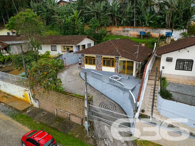 OPORTUNIDADE DE CASA COM 2 QUARTOS NO BAIRRO GUANABARA - ESTUDA PERMUTA
Este é um imóvel com 165m² de área construída sobre um amplo terreno de 406m², situado em lugar alto com uma ótima vista para o centro de Joinville. Localizado em lugar tranquilo, sem barulhos e com vizinhança tranquila - ideal para você que procurar viver em um local sossegado e, ao mesmo tempo, próximo de todas as comodidades necessárias para o dia a dia, como: escolas, farmácias, supermercados, panificadoras, restaurantes, lojas e comércios em geral.
Sua composição dispõe de 3 dormitórios confortáveis, sala de estar e sala de jantar, copa e cozinha conjugada, banheiro social, área de serviço e uma proveitosa área de festas com churrasqueira para você desfrutar de bons momentos ao lado de pessoas especiais.
Conta ainda com garagem coberta para 2 carros + 2 vagas descobertas.
Ficou interessado? O que está esperando?! Fale conosco e agende sua visita agora mesmo!
Saiba mais:
Telefone: (47) 3451-0636
WhatsApp: (47) 99190-0636
Imobiliária 636.