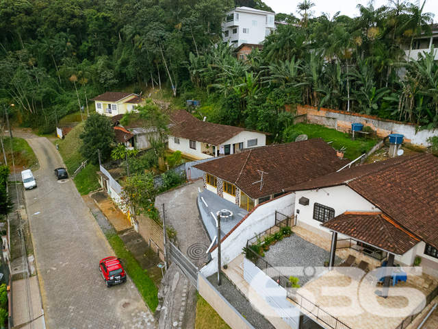 OPORTUNIDADE DE CASA COM 2 QUARTOS NO BAIRRO GUANABARA - ESTUDA PERMUTA
Este é um imóvel com 165m² de área construída sobre um amplo terreno de 406m², situado em lugar alto com uma ótima vista para o centro de Joinville. Localizado em lugar tranquilo, sem barulhos e com vizinhança tranquila - ideal para você que procurar viver em um local sossegado e, ao mesmo tempo, próximo de todas as comodidades necessárias para o dia a dia, como: escolas, farmácias, supermercados, panificadoras, restaurantes, lojas e comércios em geral.
Sua composição dispõe de 3 dormitórios confortáveis, sala de estar e sala de jantar, copa e cozinha conjugada, banheiro social, área de serviço e uma proveitosa área de festas com churrasqueira para você desfrutar de bons momentos ao lado de pessoas especiais.
Conta ainda com garagem coberta para 2 carros + 2 vagas descobertas.
Ficou interessado? O que está esperando?! Fale conosco e agende sua visita agora mesmo!
Saiba mais:
Telefone: (47) 3451-0636
WhatsApp: (47) 99190-0636
Imobiliária 636.