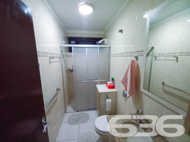 Casa Térrea no Bairro Guanabara – Conforto, Praticidade e Localização Privilegiada

Se você procura um lar aconchegante, espaçoso e bem localizado em Joinville, essa casa no bairro Guanabara é a escolha perfeita. Com 171m² de área construída e averbada em um terreno de 375m², esta residência oferece tudo o que você precisa para viver com qualidade e estilo.

O Imóvel dos Seus Sonhos
Sala Integrada: Um espaço amplo e iluminado que une sala de estar e jantar, proporcionando um ambiente acolhedor e versátil para toda a família.
Cozinha Funcional: Bem equipada e planejada, com espaço suficiente para organizar o dia a dia de maneira prática e eficiente.
Área de Lazer: O destaque fica por conta de um ambiente externo coberto com churrasqueira e uma ampla mesa de madeira, ideal para confraternizações e momentos de relaxamento. Uma rede estrategicamente posicionada convida você a aproveitar momentos tranquilos.
Conforto nos Dormitórios: A casa conta com 2 dormitórios, sendo 1 suíte espaçosa, garantindo conforto e privacidade. Além disso, possui 2 banheiros bem distribuídos.
Garagem Coberta: Espaço para 2 veículos, com segurança e comodidade.
Comodidades e Localização
Totalmente murada e com grades, garantindo privacidade e segurança.
Estrutura pet-friendly, ideal para os amantes de animais.
Próxima a vias de acesso rápido, transporte público, escolas, hospitais e comércio local.
Face norte, proporcionando ótima iluminação natural durante o dia.
Especificações Técnicas
Ano de Construção: 1978;
Área Construída e Averbada: 171m²;
Terreno: 375m² (15x25m), plano e regular.
Localização que Facilita Sua Vida
Situada no bairro Guanabara, uma região valorizada pela infraestrutura completa e proximidade ao centro de Joinville, essa casa permite fácil acesso a todos os serviços essenciais, como escolas, mercados, hospitais e transporte público.

Por que Escolher Este Imóvel?
Essa residência combina charme, funcionalidade e uma excelente localização. Ideal para famílias que buscam conforto e espaço sem abrir mão da praticidade. O amplo espaço externo torna esta casa perfeita tanto para momentos de lazer quanto para o dia a dia.

Agende agora mesmo uma visita com a 636 Negócios Imobiliários e venha conhecer o lugar onde você pode construir suas melhores memórias. Não deixe essa oportunidade passar! ????

636 NEGÓCIOS IMOBILIÁRIOS: A SUA MELHOR ESCOLHA
Com mais de 30 anos de experiência, a 636 Negócios Imobiliários é sua parceira ideal para encontrar o imóvel perfeito. Estamos prontos para ajudá-lo a fazer deste imóvel o seu novo lar.
 
Telefone: (47) 3451-0636
WhatsApp: (47) 99190-0636
 
Não perca esta oportunidade única. Visite nosso site para mais informações: i636.com.br