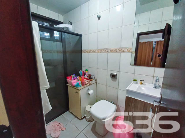 Casa Térrea no Bairro Guanabara – Conforto, Praticidade e Localização Privilegiada

Se você procura um lar aconchegante, espaçoso e bem localizado em Joinville, essa casa no bairro Guanabara é a escolha perfeita. Com 171m² de área construída e averbada em um terreno de 375m², esta residência oferece tudo o que você precisa para viver com qualidade e estilo.

O Imóvel dos Seus Sonhos
Sala Integrada: Um espaço amplo e iluminado que une sala de estar e jantar, proporcionando um ambiente acolhedor e versátil para toda a família.
Cozinha Funcional: Bem equipada e planejada, com espaço suficiente para organizar o dia a dia de maneira prática e eficiente.
Área de Lazer: O destaque fica por conta de um ambiente externo coberto com churrasqueira e uma ampla mesa de madeira, ideal para confraternizações e momentos de relaxamento. Uma rede estrategicamente posicionada convida você a aproveitar momentos tranquilos.
Conforto nos Dormitórios: A casa conta com 2 dormitórios, sendo 1 suíte espaçosa, garantindo conforto e privacidade. Além disso, possui 2 banheiros bem distribuídos.
Garagem Coberta: Espaço para 2 veículos, com segurança e comodidade.
Comodidades e Localização
Totalmente murada e com grades, garantindo privacidade e segurança.
Estrutura pet-friendly, ideal para os amantes de animais.
Próxima a vias de acesso rápido, transporte público, escolas, hospitais e comércio local.
Face norte, proporcionando ótima iluminação natural durante o dia.
Especificações Técnicas
Ano de Construção: 1978;
Área Construída e Averbada: 171m²;
Terreno: 375m² (15x25m), plano e regular.
Localização que Facilita Sua Vida
Situada no bairro Guanabara, uma região valorizada pela infraestrutura completa e proximidade ao centro de Joinville, essa casa permite fácil acesso a todos os serviços essenciais, como escolas, mercados, hospitais e transporte público.

Por que Escolher Este Imóvel?
Essa residência combina charme, funcionalidade e uma excelente localização. Ideal para famílias que buscam conforto e espaço sem abrir mão da praticidade. O amplo espaço externo torna esta casa perfeita tanto para momentos de lazer quanto para o dia a dia.

Agende agora mesmo uma visita com a 636 Negócios Imobiliários e venha conhecer o lugar onde você pode construir suas melhores memórias. Não deixe essa oportunidade passar! ????

636 NEGÓCIOS IMOBILIÁRIOS: A SUA MELHOR ESCOLHA
Com mais de 30 anos de experiência, a 636 Negócios Imobiliários é sua parceira ideal para encontrar o imóvel perfeito. Estamos prontos para ajudá-lo a fazer deste imóvel o seu novo lar.
 
Telefone: (47) 3451-0636
WhatsApp: (47) 99190-0636
 
Não perca esta oportunidade única. Visite nosso site para mais informações: i636.com.br