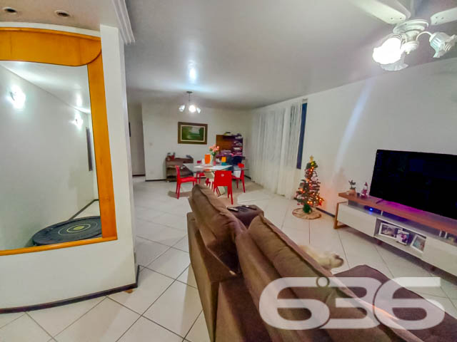 Casa Térrea no Bairro Guanabara – Conforto, Praticidade e Localização Privilegiada

Se você procura um lar aconchegante, espaçoso e bem localizado em Joinville, essa casa no bairro Guanabara é a escolha perfeita. Com 171m² de área construída e averbada em um terreno de 375m², esta residência oferece tudo o que você precisa para viver com qualidade e estilo.

O Imóvel dos Seus Sonhos
Sala Integrada: Um espaço amplo e iluminado que une sala de estar e jantar, proporcionando um ambiente acolhedor e versátil para toda a família.
Cozinha Funcional: Bem equipada e planejada, com espaço suficiente para organizar o dia a dia de maneira prática e eficiente.
Área de Lazer: O destaque fica por conta de um ambiente externo coberto com churrasqueira e uma ampla mesa de madeira, ideal para confraternizações e momentos de relaxamento. Uma rede estrategicamente posicionada convida você a aproveitar momentos tranquilos.
Conforto nos Dormitórios: A casa conta com 2 dormitórios, sendo 1 suíte espaçosa, garantindo conforto e privacidade. Além disso, possui 2 banheiros bem distribuídos.
Garagem Coberta: Espaço para 2 veículos, com segurança e comodidade.
Comodidades e Localização
Totalmente murada e com grades, garantindo privacidade e segurança.
Estrutura pet-friendly, ideal para os amantes de animais.
Próxima a vias de acesso rápido, transporte público, escolas, hospitais e comércio local.
Face norte, proporcionando ótima iluminação natural durante o dia.
Especificações Técnicas
Ano de Construção: 1978;
Área Construída e Averbada: 171m²;
Terreno: 375m² (15x25m), plano e regular.
Localização que Facilita Sua Vida
Situada no bairro Guanabara, uma região valorizada pela infraestrutura completa e proximidade ao centro de Joinville, essa casa permite fácil acesso a todos os serviços essenciais, como escolas, mercados, hospitais e transporte público.

Por que Escolher Este Imóvel?
Essa residência combina charme, funcionalidade e uma excelente localização. Ideal para famílias que buscam conforto e espaço sem abrir mão da praticidade. O amplo espaço externo torna esta casa perfeita tanto para momentos de lazer quanto para o dia a dia.

Agende agora mesmo uma visita com a 636 Negócios Imobiliários e venha conhecer o lugar onde você pode construir suas melhores memórias. Não deixe essa oportunidade passar! ????

636 NEGÓCIOS IMOBILIÁRIOS: A SUA MELHOR ESCOLHA
Com mais de 30 anos de experiência, a 636 Negócios Imobiliários é sua parceira ideal para encontrar o imóvel perfeito. Estamos prontos para ajudá-lo a fazer deste imóvel o seu novo lar.
 
Telefone: (47) 3451-0636
WhatsApp: (47) 99190-0636
 
Não perca esta oportunidade única. Visite nosso site para mais informações: i636.com.br