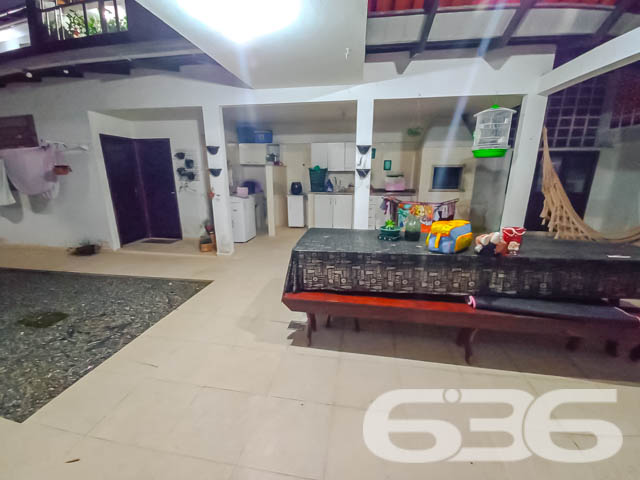 Casa Térrea no Bairro Guanabara – Conforto, Praticidade e Localização Privilegiada

Se você procura um lar aconchegante, espaçoso e bem localizado em Joinville, essa casa no bairro Guanabara é a escolha perfeita. Com 171m² de área construída e averbada em um terreno de 375m², esta residência oferece tudo o que você precisa para viver com qualidade e estilo.

O Imóvel dos Seus Sonhos
Sala Integrada: Um espaço amplo e iluminado que une sala de estar e jantar, proporcionando um ambiente acolhedor e versátil para toda a família.
Cozinha Funcional: Bem equipada e planejada, com espaço suficiente para organizar o dia a dia de maneira prática e eficiente.
Área de Lazer: O destaque fica por conta de um ambiente externo coberto com churrasqueira e uma ampla mesa de madeira, ideal para confraternizações e momentos de relaxamento. Uma rede estrategicamente posicionada convida você a aproveitar momentos tranquilos.
Conforto nos Dormitórios: A casa conta com 2 dormitórios, sendo 1 suíte espaçosa, garantindo conforto e privacidade. Além disso, possui 2 banheiros bem distribuídos.
Garagem Coberta: Espaço para 2 veículos, com segurança e comodidade.
Comodidades e Localização
Totalmente murada e com grades, garantindo privacidade e segurança.
Estrutura pet-friendly, ideal para os amantes de animais.
Próxima a vias de acesso rápido, transporte público, escolas, hospitais e comércio local.
Face norte, proporcionando ótima iluminação natural durante o dia.
Especificações Técnicas
Ano de Construção: 1978;
Área Construída e Averbada: 171m²;
Terreno: 375m² (15x25m), plano e regular.
Localização que Facilita Sua Vida
Situada no bairro Guanabara, uma região valorizada pela infraestrutura completa e proximidade ao centro de Joinville, essa casa permite fácil acesso a todos os serviços essenciais, como escolas, mercados, hospitais e transporte público.

Por que Escolher Este Imóvel?
Essa residência combina charme, funcionalidade e uma excelente localização. Ideal para famílias que buscam conforto e espaço sem abrir mão da praticidade. O amplo espaço externo torna esta casa perfeita tanto para momentos de lazer quanto para o dia a dia.

Agende agora mesmo uma visita com a 636 Negócios Imobiliários e venha conhecer o lugar onde você pode construir suas melhores memórias. Não deixe essa oportunidade passar! ????

636 NEGÓCIOS IMOBILIÁRIOS: A SUA MELHOR ESCOLHA
Com mais de 30 anos de experiência, a 636 Negócios Imobiliários é sua parceira ideal para encontrar o imóvel perfeito. Estamos prontos para ajudá-lo a fazer deste imóvel o seu novo lar.
 
Telefone: (47) 3451-0636
WhatsApp: (47) 99190-0636
 
Não perca esta oportunidade única. Visite nosso site para mais informações: i636.com.br