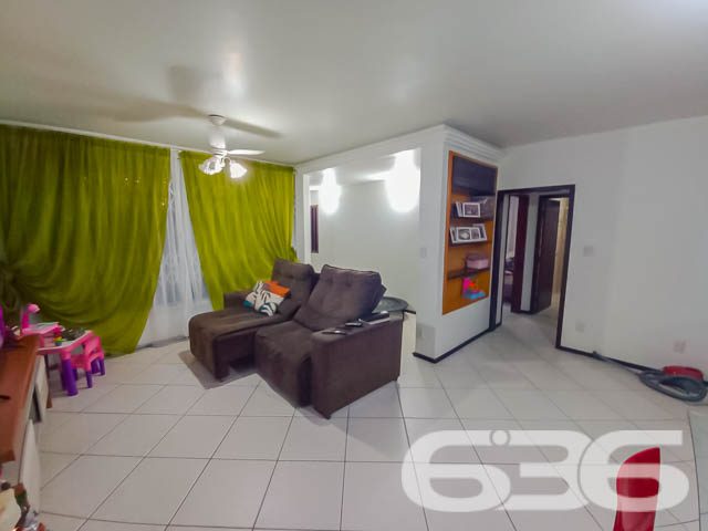 Casa Térrea no Bairro Guanabara – Conforto, Praticidade e Localização Privilegiada

Se você procura um lar aconchegante, espaçoso e bem localizado em Joinville, essa casa no bairro Guanabara é a escolha perfeita. Com 171m² de área construída e averbada em um terreno de 375m², esta residência oferece tudo o que você precisa para viver com qualidade e estilo.

O Imóvel dos Seus Sonhos
Sala Integrada: Um espaço amplo e iluminado que une sala de estar e jantar, proporcionando um ambiente acolhedor e versátil para toda a família.
Cozinha Funcional: Bem equipada e planejada, com espaço suficiente para organizar o dia a dia de maneira prática e eficiente.
Área de Lazer: O destaque fica por conta de um ambiente externo coberto com churrasqueira e uma ampla mesa de madeira, ideal para confraternizações e momentos de relaxamento. Uma rede estrategicamente posicionada convida você a aproveitar momentos tranquilos.
Conforto nos Dormitórios: A casa conta com 2 dormitórios, sendo 1 suíte espaçosa, garantindo conforto e privacidade. Além disso, possui 2 banheiros bem distribuídos.
Garagem Coberta: Espaço para 2 veículos, com segurança e comodidade.
Comodidades e Localização
Totalmente murada e com grades, garantindo privacidade e segurança.
Estrutura pet-friendly, ideal para os amantes de animais.
Próxima a vias de acesso rápido, transporte público, escolas, hospitais e comércio local.
Face norte, proporcionando ótima iluminação natural durante o dia.
Especificações Técnicas
Ano de Construção: 1978;
Área Construída e Averbada: 171m²;
Terreno: 375m² (15x25m), plano e regular.
Localização que Facilita Sua Vida
Situada no bairro Guanabara, uma região valorizada pela infraestrutura completa e proximidade ao centro de Joinville, essa casa permite fácil acesso a todos os serviços essenciais, como escolas, mercados, hospitais e transporte público.

Por que Escolher Este Imóvel?
Essa residência combina charme, funcionalidade e uma excelente localização. Ideal para famílias que buscam conforto e espaço sem abrir mão da praticidade. O amplo espaço externo torna esta casa perfeita tanto para momentos de lazer quanto para o dia a dia.

Agende agora mesmo uma visita com a 636 Negócios Imobiliários e venha conhecer o lugar onde você pode construir suas melhores memórias. Não deixe essa oportunidade passar! ????

636 NEGÓCIOS IMOBILIÁRIOS: A SUA MELHOR ESCOLHA
Com mais de 30 anos de experiência, a 636 Negócios Imobiliários é sua parceira ideal para encontrar o imóvel perfeito. Estamos prontos para ajudá-lo a fazer deste imóvel o seu novo lar.
 
Telefone: (47) 3451-0636
WhatsApp: (47) 99190-0636
 
Não perca esta oportunidade única. Visite nosso site para mais informações: i636.com.br
