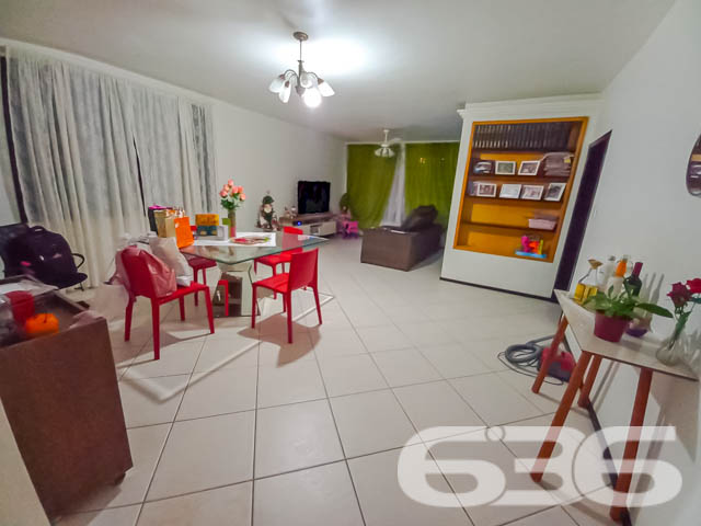 Casa Térrea no Bairro Guanabara – Conforto, Praticidade e Localização Privilegiada

Se você procura um lar aconchegante, espaçoso e bem localizado em Joinville, essa casa no bairro Guanabara é a escolha perfeita. Com 171m² de área construída e averbada em um terreno de 375m², esta residência oferece tudo o que você precisa para viver com qualidade e estilo.

O Imóvel dos Seus Sonhos
Sala Integrada: Um espaço amplo e iluminado que une sala de estar e jantar, proporcionando um ambiente acolhedor e versátil para toda a família.
Cozinha Funcional: Bem equipada e planejada, com espaço suficiente para organizar o dia a dia de maneira prática e eficiente.
Área de Lazer: O destaque fica por conta de um ambiente externo coberto com churrasqueira e uma ampla mesa de madeira, ideal para confraternizações e momentos de relaxamento. Uma rede estrategicamente posicionada convida você a aproveitar momentos tranquilos.
Conforto nos Dormitórios: A casa conta com 2 dormitórios, sendo 1 suíte espaçosa, garantindo conforto e privacidade. Além disso, possui 2 banheiros bem distribuídos.
Garagem Coberta: Espaço para 2 veículos, com segurança e comodidade.
Comodidades e Localização
Totalmente murada e com grades, garantindo privacidade e segurança.
Estrutura pet-friendly, ideal para os amantes de animais.
Próxima a vias de acesso rápido, transporte público, escolas, hospitais e comércio local.
Face norte, proporcionando ótima iluminação natural durante o dia.
Especificações Técnicas
Ano de Construção: 1978;
Área Construída e Averbada: 171m²;
Terreno: 375m² (15x25m), plano e regular.
Localização que Facilita Sua Vida
Situada no bairro Guanabara, uma região valorizada pela infraestrutura completa e proximidade ao centro de Joinville, essa casa permite fácil acesso a todos os serviços essenciais, como escolas, mercados, hospitais e transporte público.

Por que Escolher Este Imóvel?
Essa residência combina charme, funcionalidade e uma excelente localização. Ideal para famílias que buscam conforto e espaço sem abrir mão da praticidade. O amplo espaço externo torna esta casa perfeita tanto para momentos de lazer quanto para o dia a dia.

Agende agora mesmo uma visita com a 636 Negócios Imobiliários e venha conhecer o lugar onde você pode construir suas melhores memórias. Não deixe essa oportunidade passar! ????

636 NEGÓCIOS IMOBILIÁRIOS: A SUA MELHOR ESCOLHA
Com mais de 30 anos de experiência, a 636 Negócios Imobiliários é sua parceira ideal para encontrar o imóvel perfeito. Estamos prontos para ajudá-lo a fazer deste imóvel o seu novo lar.
 
Telefone: (47) 3451-0636
WhatsApp: (47) 99190-0636
 
Não perca esta oportunidade única. Visite nosso site para mais informações: i636.com.br