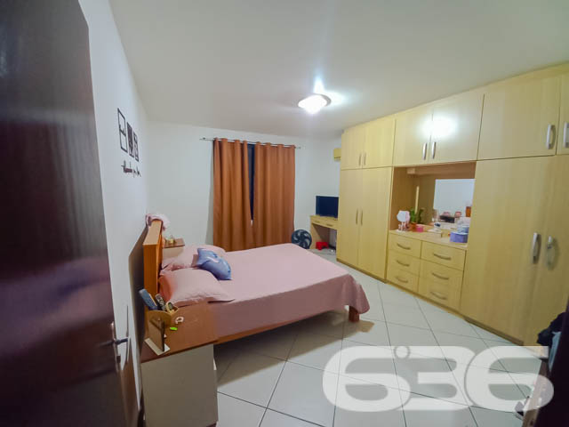 Casa Térrea no Bairro Guanabara – Conforto, Praticidade e Localização Privilegiada

Se você procura um lar aconchegante, espaçoso e bem localizado em Joinville, essa casa no bairro Guanabara é a escolha perfeita. Com 171m² de área construída e averbada em um terreno de 375m², esta residência oferece tudo o que você precisa para viver com qualidade e estilo.

O Imóvel dos Seus Sonhos
Sala Integrada: Um espaço amplo e iluminado que une sala de estar e jantar, proporcionando um ambiente acolhedor e versátil para toda a família.
Cozinha Funcional: Bem equipada e planejada, com espaço suficiente para organizar o dia a dia de maneira prática e eficiente.
Área de Lazer: O destaque fica por conta de um ambiente externo coberto com churrasqueira e uma ampla mesa de madeira, ideal para confraternizações e momentos de relaxamento. Uma rede estrategicamente posicionada convida você a aproveitar momentos tranquilos.
Conforto nos Dormitórios: A casa conta com 2 dormitórios, sendo 1 suíte espaçosa, garantindo conforto e privacidade. Além disso, possui 2 banheiros bem distribuídos.
Garagem Coberta: Espaço para 2 veículos, com segurança e comodidade.
Comodidades e Localização
Totalmente murada e com grades, garantindo privacidade e segurança.
Estrutura pet-friendly, ideal para os amantes de animais.
Próxima a vias de acesso rápido, transporte público, escolas, hospitais e comércio local.
Face norte, proporcionando ótima iluminação natural durante o dia.
Especificações Técnicas
Ano de Construção: 1978;
Área Construída e Averbada: 171m²;
Terreno: 375m² (15x25m), plano e regular.
Localização que Facilita Sua Vida
Situada no bairro Guanabara, uma região valorizada pela infraestrutura completa e proximidade ao centro de Joinville, essa casa permite fácil acesso a todos os serviços essenciais, como escolas, mercados, hospitais e transporte público.

Por que Escolher Este Imóvel?
Essa residência combina charme, funcionalidade e uma excelente localização. Ideal para famílias que buscam conforto e espaço sem abrir mão da praticidade. O amplo espaço externo torna esta casa perfeita tanto para momentos de lazer quanto para o dia a dia.

Agende agora mesmo uma visita com a 636 Negócios Imobiliários e venha conhecer o lugar onde você pode construir suas melhores memórias. Não deixe essa oportunidade passar! ????

636 NEGÓCIOS IMOBILIÁRIOS: A SUA MELHOR ESCOLHA
Com mais de 30 anos de experiência, a 636 Negócios Imobiliários é sua parceira ideal para encontrar o imóvel perfeito. Estamos prontos para ajudá-lo a fazer deste imóvel o seu novo lar.
 
Telefone: (47) 3451-0636
WhatsApp: (47) 99190-0636
 
Não perca esta oportunidade única. Visite nosso site para mais informações: i636.com.br