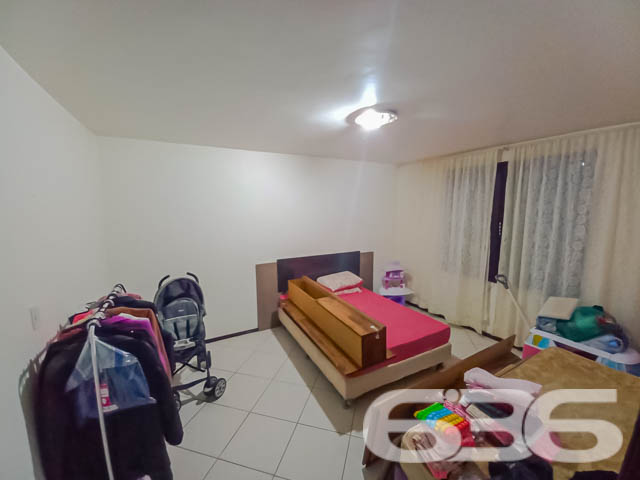 Casa Térrea no Bairro Guanabara – Conforto, Praticidade e Localização Privilegiada

Se você procura um lar aconchegante, espaçoso e bem localizado em Joinville, essa casa no bairro Guanabara é a escolha perfeita. Com 171m² de área construída e averbada em um terreno de 375m², esta residência oferece tudo o que você precisa para viver com qualidade e estilo.

O Imóvel dos Seus Sonhos
Sala Integrada: Um espaço amplo e iluminado que une sala de estar e jantar, proporcionando um ambiente acolhedor e versátil para toda a família.
Cozinha Funcional: Bem equipada e planejada, com espaço suficiente para organizar o dia a dia de maneira prática e eficiente.
Área de Lazer: O destaque fica por conta de um ambiente externo coberto com churrasqueira e uma ampla mesa de madeira, ideal para confraternizações e momentos de relaxamento. Uma rede estrategicamente posicionada convida você a aproveitar momentos tranquilos.
Conforto nos Dormitórios: A casa conta com 2 dormitórios, sendo 1 suíte espaçosa, garantindo conforto e privacidade. Além disso, possui 2 banheiros bem distribuídos.
Garagem Coberta: Espaço para 2 veículos, com segurança e comodidade.
Comodidades e Localização
Totalmente murada e com grades, garantindo privacidade e segurança.
Estrutura pet-friendly, ideal para os amantes de animais.
Próxima a vias de acesso rápido, transporte público, escolas, hospitais e comércio local.
Face norte, proporcionando ótima iluminação natural durante o dia.
Especificações Técnicas
Ano de Construção: 1978;
Área Construída e Averbada: 171m²;
Terreno: 375m² (15x25m), plano e regular.
Localização que Facilita Sua Vida
Situada no bairro Guanabara, uma região valorizada pela infraestrutura completa e proximidade ao centro de Joinville, essa casa permite fácil acesso a todos os serviços essenciais, como escolas, mercados, hospitais e transporte público.

Por que Escolher Este Imóvel?
Essa residência combina charme, funcionalidade e uma excelente localização. Ideal para famílias que buscam conforto e espaço sem abrir mão da praticidade. O amplo espaço externo torna esta casa perfeita tanto para momentos de lazer quanto para o dia a dia.

Agende agora mesmo uma visita com a 636 Negócios Imobiliários e venha conhecer o lugar onde você pode construir suas melhores memórias. Não deixe essa oportunidade passar! ????

636 NEGÓCIOS IMOBILIÁRIOS: A SUA MELHOR ESCOLHA
Com mais de 30 anos de experiência, a 636 Negócios Imobiliários é sua parceira ideal para encontrar o imóvel perfeito. Estamos prontos para ajudá-lo a fazer deste imóvel o seu novo lar.
 
Telefone: (47) 3451-0636
WhatsApp: (47) 99190-0636
 
Não perca esta oportunidade única. Visite nosso site para mais informações: i636.com.br