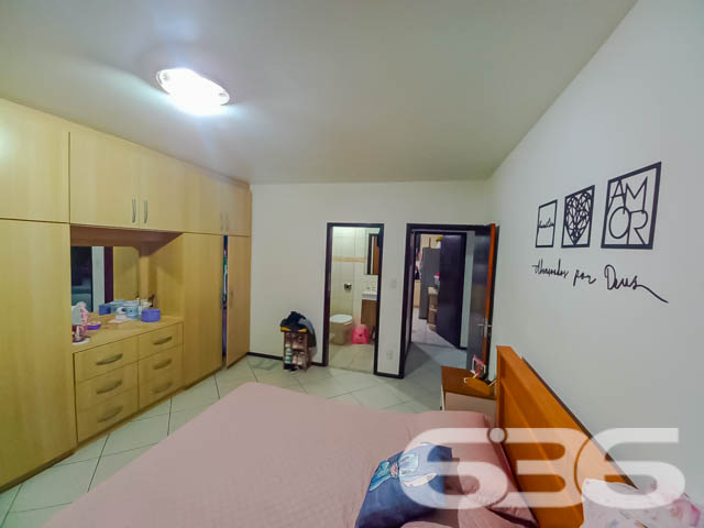 Casa Térrea no Bairro Guanabara – Conforto, Praticidade e Localização Privilegiada

Se você procura um lar aconchegante, espaçoso e bem localizado em Joinville, essa casa no bairro Guanabara é a escolha perfeita. Com 171m² de área construída e averbada em um terreno de 375m², esta residência oferece tudo o que você precisa para viver com qualidade e estilo.

O Imóvel dos Seus Sonhos
Sala Integrada: Um espaço amplo e iluminado que une sala de estar e jantar, proporcionando um ambiente acolhedor e versátil para toda a família.
Cozinha Funcional: Bem equipada e planejada, com espaço suficiente para organizar o dia a dia de maneira prática e eficiente.
Área de Lazer: O destaque fica por conta de um ambiente externo coberto com churrasqueira e uma ampla mesa de madeira, ideal para confraternizações e momentos de relaxamento. Uma rede estrategicamente posicionada convida você a aproveitar momentos tranquilos.
Conforto nos Dormitórios: A casa conta com 2 dormitórios, sendo 1 suíte espaçosa, garantindo conforto e privacidade. Além disso, possui 2 banheiros bem distribuídos.
Garagem Coberta: Espaço para 2 veículos, com segurança e comodidade.
Comodidades e Localização
Totalmente murada e com grades, garantindo privacidade e segurança.
Estrutura pet-friendly, ideal para os amantes de animais.
Próxima a vias de acesso rápido, transporte público, escolas, hospitais e comércio local.
Face norte, proporcionando ótima iluminação natural durante o dia.
Especificações Técnicas
Ano de Construção: 1978;
Área Construída e Averbada: 171m²;
Terreno: 375m² (15x25m), plano e regular.
Localização que Facilita Sua Vida
Situada no bairro Guanabara, uma região valorizada pela infraestrutura completa e proximidade ao centro de Joinville, essa casa permite fácil acesso a todos os serviços essenciais, como escolas, mercados, hospitais e transporte público.

Por que Escolher Este Imóvel?
Essa residência combina charme, funcionalidade e uma excelente localização. Ideal para famílias que buscam conforto e espaço sem abrir mão da praticidade. O amplo espaço externo torna esta casa perfeita tanto para momentos de lazer quanto para o dia a dia.

Agende agora mesmo uma visita com a 636 Negócios Imobiliários e venha conhecer o lugar onde você pode construir suas melhores memórias. Não deixe essa oportunidade passar! ????

636 NEGÓCIOS IMOBILIÁRIOS: A SUA MELHOR ESCOLHA
Com mais de 30 anos de experiência, a 636 Negócios Imobiliários é sua parceira ideal para encontrar o imóvel perfeito. Estamos prontos para ajudá-lo a fazer deste imóvel o seu novo lar.
 
Telefone: (47) 3451-0636
WhatsApp: (47) 99190-0636
 
Não perca esta oportunidade única. Visite nosso site para mais informações: i636.com.br