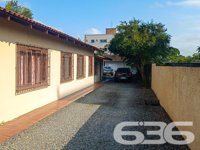 Descubra o lugar perfeito para criar suas memórias em Joinville, SC! Com um estilo clássico e localização privilegiada no bairro Guanabara, esta residência térrea padrão oferece 300 m² de área construída em um terreno de 630 m², com dimensões amplas e bem distribuídas, garantindo conforto e espaço para toda a família.
Ao adentrar o imóvel, você será recebido em uma área residencial que destila conforto e praticidade. O espaço é composto por 4 dormitórios espaçosos, 4 banheiros bem equipados, uma sala de estar acolhedora e uma sala de jantar pronta para receber convidados e família. A cozinha é ampla e planejada para facilitar o dia a dia, enquanto a área de festas com churrasqueira convida ao entretenimento e ao convívio, sendo perfeita para momentos especiais.
A residência também oferece seis vagas de garagem, sendo duas cobertas e quatro descobertas, que garante facilidade e segurança para a família e visitantes. Além disso, a propriedade conta com portão eletrônico e é totalmente murada, oferecendo segurança e privacidade.
O imóvel está estrategicamente localizado perto de importantes vias de acesso, facilitando a mobilidade e o acesso a serviços essenciais. Escolas, centros comerciais e áreas de lazer estão apenas a uma curta distância, fazendo deste local um ponto ideal para famílias que buscam conveniência e qualidade de vida.
Esta propriedade não apenas reflete mais de 30 anos de excelência da 636 Negócios Imobiliários em mediação de negócios imobiliários, mas também é um testemunho de nossa dedicação em oferecer não apenas uma casa, mas um lar que complementa e enriquece sua vida. Convidamos você a descobrir esse espaço que pode ser transformado no seu novo endereço.
636 NEGÓCIOS IMOBILIÁRIOS: A SUA MELHOR ESCOLHA
Com mais de 30 anos de experiência, a 636 Negócios Imobiliários é sua parceira ideal para encontrar o imóvel perfeito. Estamos prontos para ajudá-lo a fazer deste imóvel o seu novo lar.
Telefone: (47) 3451-0636
WhatsApp: (47) 99190-0636
Não perca esta oportunidade única. Visite nosso site para mais informações: i636.com.br