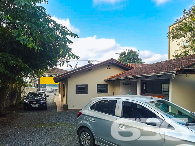 Descubra o lugar perfeito para criar suas memórias em Joinville, SC! Com um estilo clássico e localização privilegiada no bairro Guanabara, esta residência térrea padrão oferece 300 m² de área construída em um terreno de 630 m², com dimensões amplas e bem distribuídas, garantindo conforto e espaço para toda a família.
Ao adentrar o imóvel, você será recebido em uma área residencial que destila conforto e praticidade. O espaço é composto por 4 dormitórios espaçosos, 4 banheiros bem equipados, uma sala de estar acolhedora e uma sala de jantar pronta para receber convidados e família. A cozinha é ampla e planejada para facilitar o dia a dia, enquanto a área de festas com churrasqueira convida ao entretenimento e ao convívio, sendo perfeita para momentos especiais.
A residência também oferece seis vagas de garagem, sendo duas cobertas e quatro descobertas, que garante facilidade e segurança para a família e visitantes. Além disso, a propriedade conta com portão eletrônico e é totalmente murada, oferecendo segurança e privacidade.
O imóvel está estrategicamente localizado perto de importantes vias de acesso, facilitando a mobilidade e o acesso a serviços essenciais. Escolas, centros comerciais e áreas de lazer estão apenas a uma curta distância, fazendo deste local um ponto ideal para famílias que buscam conveniência e qualidade de vida.
Esta propriedade não apenas reflete mais de 30 anos de excelência da 636 Negócios Imobiliários em mediação de negócios imobiliários, mas também é um testemunho de nossa dedicação em oferecer não apenas uma casa, mas um lar que complementa e enriquece sua vida. Convidamos você a descobrir esse espaço que pode ser transformado no seu novo endereço.
636 NEGÓCIOS IMOBILIÁRIOS: A SUA MELHOR ESCOLHA
Com mais de 30 anos de experiência, a 636 Negócios Imobiliários é sua parceira ideal para encontrar o imóvel perfeito. Estamos prontos para ajudá-lo a fazer deste imóvel o seu novo lar.
Telefone: (47) 3451-0636
WhatsApp: (47) 99190-0636
Não perca esta oportunidade única. Visite nosso site para mais informações: i636.com.br