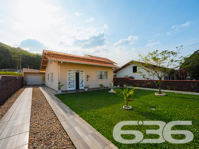 Descubra a harmonia perfeita entre tranquilidade e conveniência com esta encantadora residência térrea localizada no bairro Guanabara, em Joinville/SC. Esta casa padrão, oferece a base perfeita para quem busca conforto e qualidade de vida.

A residência se abre para um generoso jardim frontal, meticulosamente cuidado, onde cada detalhe do paisagismo contribui para uma atmosfera tranquila e convidativa. O acesso à casa é complementado por um caminho de pedras decorativas, ideal para suas caminhadas matinais ou para receber seus convidados com elegância.

Internamente, a casa é um verdadeiro refúgio de tranquilidade e bom gosto. A sala íntima convida ao descanso e à convivência, enquanto a cozinha, prática e funcional, é integrada à copa, facilitando o dia a dia e as refeições em família. A cozinha é o coração da casa, pronta para preparar suas receitas favoritas.

A residência conta com dois dormitórios arejados e bem iluminados, proporcionando o ambiente perfeito para um descanso tranquilo. Completam o imóvel um banheiro espaçoso, área de serviço prática e um lavabo adicional, garantindo funcionalidade e conforto para todos os moradores e visitantes.

O imóvel possui uma garagem, oferecendo não apenas segurança para seu veículo, mas também espaço adicional para armazenamento. Além disso, o portão eletrônico e o terreno totalmente murado garantem sua segurança e privacidade.

A casa é ideal para quem busca um refúgio da agitação urbana, mas sem abrir mão da conveniência de estar próximo a vias de acesso, transporte público, escolas e serviços essenciais.

E para quem pensa no futuro, a residência já possui estrutura pronta para a construção de um segundo piso, oferecendo possibilidades de expansão e personalização.

Se você procura uma casa que combine cuidado, conforto e possibilidades de crescimento, esta é uma oportunidade imperdível em Joinville. Agende uma visita e venha conhecer seu novo lar!
 
636 NEGÓCIOS IMOBILIÁRIOS: A SUA MELHOR ESCOLHA
Com mais de 30 anos de experiência, a 636 Negócios Imobiliários é sua parceira ideal para encontrar o imóvel perfeito. Estamos prontos para ajudá-lo a fazer deste imóvel o seu novo lar.
 
Telefone: (47) 3451-0636
WhatsApp: (47) 99190-0636
 
Não perca esta oportunidade única. Visite nosso site para mais informações: i636.com.br