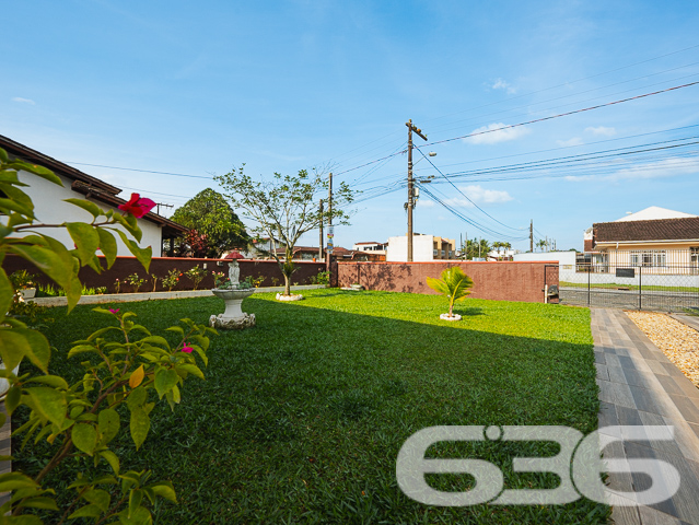 Descubra a harmonia perfeita entre tranquilidade e conveniência com esta encantadora residência térrea localizada no bairro Guanabara, em Joinville/SC. Esta casa padrão, oferece a base perfeita para quem busca conforto e qualidade de vida.

A residência se abre para um generoso jardim frontal, meticulosamente cuidado, onde cada detalhe do paisagismo contribui para uma atmosfera tranquila e convidativa. O acesso à casa é complementado por um caminho de pedras decorativas, ideal para suas caminhadas matinais ou para receber seus convidados com elegância.

Internamente, a casa é um verdadeiro refúgio de tranquilidade e bom gosto. A sala íntima convida ao descanso e à convivência, enquanto a cozinha, prática e funcional, é integrada à copa, facilitando o dia a dia e as refeições em família. A cozinha é o coração da casa, pronta para preparar suas receitas favoritas.

A residência conta com dois dormitórios arejados e bem iluminados, proporcionando o ambiente perfeito para um descanso tranquilo. Completam o imóvel um banheiro espaçoso, área de serviço prática e um lavabo adicional, garantindo funcionalidade e conforto para todos os moradores e visitantes.

O imóvel possui uma garagem, oferecendo não apenas segurança para seu veículo, mas também espaço adicional para armazenamento. Além disso, o portão eletrônico e o terreno totalmente murado garantem sua segurança e privacidade.

A casa é ideal para quem busca um refúgio da agitação urbana, mas sem abrir mão da conveniência de estar próximo a vias de acesso, transporte público, escolas e serviços essenciais.

E para quem pensa no futuro, a residência já possui estrutura pronta para a construção de um segundo piso, oferecendo possibilidades de expansão e personalização.

Se você procura uma casa que combine cuidado, conforto e possibilidades de crescimento, esta é uma oportunidade imperdível em Joinville. Agende uma visita e venha conhecer seu novo lar!
 
636 NEGÓCIOS IMOBILIÁRIOS: A SUA MELHOR ESCOLHA
Com mais de 30 anos de experiência, a 636 Negócios Imobiliários é sua parceira ideal para encontrar o imóvel perfeito. Estamos prontos para ajudá-lo a fazer deste imóvel o seu novo lar.
 
Telefone: (47) 3451-0636
WhatsApp: (47) 99190-0636
 
Não perca esta oportunidade única. Visite nosso site para mais informações: i636.com.br