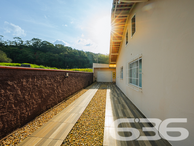 Descubra a harmonia perfeita entre tranquilidade e conveniência com esta encantadora residência térrea localizada no bairro Guanabara, em Joinville/SC. Esta casa padrão, oferece a base perfeita para quem busca conforto e qualidade de vida.

A residência se abre para um generoso jardim frontal, meticulosamente cuidado, onde cada detalhe do paisagismo contribui para uma atmosfera tranquila e convidativa. O acesso à casa é complementado por um caminho de pedras decorativas, ideal para suas caminhadas matinais ou para receber seus convidados com elegância.

Internamente, a casa é um verdadeiro refúgio de tranquilidade e bom gosto. A sala íntima convida ao descanso e à convivência, enquanto a cozinha, prática e funcional, é integrada à copa, facilitando o dia a dia e as refeições em família. A cozinha é o coração da casa, pronta para preparar suas receitas favoritas.

A residência conta com dois dormitórios arejados e bem iluminados, proporcionando o ambiente perfeito para um descanso tranquilo. Completam o imóvel um banheiro espaçoso, área de serviço prática e um lavabo adicional, garantindo funcionalidade e conforto para todos os moradores e visitantes.

O imóvel possui uma garagem, oferecendo não apenas segurança para seu veículo, mas também espaço adicional para armazenamento. Além disso, o portão eletrônico e o terreno totalmente murado garantem sua segurança e privacidade.

A casa é ideal para quem busca um refúgio da agitação urbana, mas sem abrir mão da conveniência de estar próximo a vias de acesso, transporte público, escolas e serviços essenciais.

E para quem pensa no futuro, a residência já possui estrutura pronta para a construção de um segundo piso, oferecendo possibilidades de expansão e personalização.

Se você procura uma casa que combine cuidado, conforto e possibilidades de crescimento, esta é uma oportunidade imperdível em Joinville. Agende uma visita e venha conhecer seu novo lar!
 
636 NEGÓCIOS IMOBILIÁRIOS: A SUA MELHOR ESCOLHA
Com mais de 30 anos de experiência, a 636 Negócios Imobiliários é sua parceira ideal para encontrar o imóvel perfeito. Estamos prontos para ajudá-lo a fazer deste imóvel o seu novo lar.
 
Telefone: (47) 3451-0636
WhatsApp: (47) 99190-0636
 
Não perca esta oportunidade única. Visite nosso site para mais informações: i636.com.br
