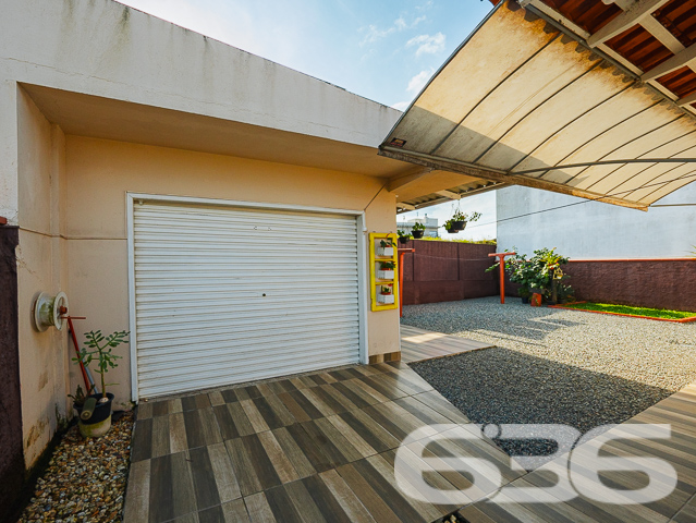 Descubra a harmonia perfeita entre tranquilidade e conveniência com esta encantadora residência térrea localizada no bairro Guanabara, em Joinville/SC. Esta casa padrão, oferece a base perfeita para quem busca conforto e qualidade de vida.

A residência se abre para um generoso jardim frontal, meticulosamente cuidado, onde cada detalhe do paisagismo contribui para uma atmosfera tranquila e convidativa. O acesso à casa é complementado por um caminho de pedras decorativas, ideal para suas caminhadas matinais ou para receber seus convidados com elegância.

Internamente, a casa é um verdadeiro refúgio de tranquilidade e bom gosto. A sala íntima convida ao descanso e à convivência, enquanto a cozinha, prática e funcional, é integrada à copa, facilitando o dia a dia e as refeições em família. A cozinha é o coração da casa, pronta para preparar suas receitas favoritas.

A residência conta com dois dormitórios arejados e bem iluminados, proporcionando o ambiente perfeito para um descanso tranquilo. Completam o imóvel um banheiro espaçoso, área de serviço prática e um lavabo adicional, garantindo funcionalidade e conforto para todos os moradores e visitantes.

O imóvel possui uma garagem, oferecendo não apenas segurança para seu veículo, mas também espaço adicional para armazenamento. Além disso, o portão eletrônico e o terreno totalmente murado garantem sua segurança e privacidade.

A casa é ideal para quem busca um refúgio da agitação urbana, mas sem abrir mão da conveniência de estar próximo a vias de acesso, transporte público, escolas e serviços essenciais.

E para quem pensa no futuro, a residência já possui estrutura pronta para a construção de um segundo piso, oferecendo possibilidades de expansão e personalização.

Se você procura uma casa que combine cuidado, conforto e possibilidades de crescimento, esta é uma oportunidade imperdível em Joinville. Agende uma visita e venha conhecer seu novo lar!
 
636 NEGÓCIOS IMOBILIÁRIOS: A SUA MELHOR ESCOLHA
Com mais de 30 anos de experiência, a 636 Negócios Imobiliários é sua parceira ideal para encontrar o imóvel perfeito. Estamos prontos para ajudá-lo a fazer deste imóvel o seu novo lar.
 
Telefone: (47) 3451-0636
WhatsApp: (47) 99190-0636
 
Não perca esta oportunidade única. Visite nosso site para mais informações: i636.com.br
