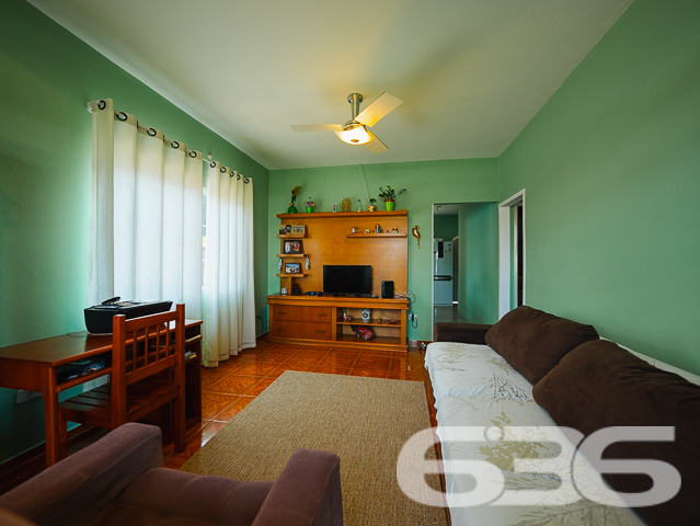 Descubra a harmonia perfeita entre tranquilidade e conveniência com esta encantadora residência térrea localizada no bairro Guanabara, em Joinville/SC. Esta casa padrão, oferece a base perfeita para quem busca conforto e qualidade de vida.

A residência se abre para um generoso jardim frontal, meticulosamente cuidado, onde cada detalhe do paisagismo contribui para uma atmosfera tranquila e convidativa. O acesso à casa é complementado por um caminho de pedras decorativas, ideal para suas caminhadas matinais ou para receber seus convidados com elegância.

Internamente, a casa é um verdadeiro refúgio de tranquilidade e bom gosto. A sala íntima convida ao descanso e à convivência, enquanto a cozinha, prática e funcional, é integrada à copa, facilitando o dia a dia e as refeições em família. A cozinha é o coração da casa, pronta para preparar suas receitas favoritas.

A residência conta com dois dormitórios arejados e bem iluminados, proporcionando o ambiente perfeito para um descanso tranquilo. Completam o imóvel um banheiro espaçoso, área de serviço prática e um lavabo adicional, garantindo funcionalidade e conforto para todos os moradores e visitantes.

O imóvel possui uma garagem, oferecendo não apenas segurança para seu veículo, mas também espaço adicional para armazenamento. Além disso, o portão eletrônico e o terreno totalmente murado garantem sua segurança e privacidade.

A casa é ideal para quem busca um refúgio da agitação urbana, mas sem abrir mão da conveniência de estar próximo a vias de acesso, transporte público, escolas e serviços essenciais.

E para quem pensa no futuro, a residência já possui estrutura pronta para a construção de um segundo piso, oferecendo possibilidades de expansão e personalização.

Se você procura uma casa que combine cuidado, conforto e possibilidades de crescimento, esta é uma oportunidade imperdível em Joinville. Agende uma visita e venha conhecer seu novo lar!
 
636 NEGÓCIOS IMOBILIÁRIOS: A SUA MELHOR ESCOLHA
Com mais de 30 anos de experiência, a 636 Negócios Imobiliários é sua parceira ideal para encontrar o imóvel perfeito. Estamos prontos para ajudá-lo a fazer deste imóvel o seu novo lar.
 
Telefone: (47) 3451-0636
WhatsApp: (47) 99190-0636
 
Não perca esta oportunidade única. Visite nosso site para mais informações: i636.com.br