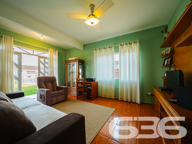Descubra a harmonia perfeita entre tranquilidade e conveniência com esta encantadora residência térrea localizada no bairro Guanabara, em Joinville/SC. Esta casa padrão, oferece a base perfeita para quem busca conforto e qualidade de vida.

A residência se abre para um generoso jardim frontal, meticulosamente cuidado, onde cada detalhe do paisagismo contribui para uma atmosfera tranquila e convidativa. O acesso à casa é complementado por um caminho de pedras decorativas, ideal para suas caminhadas matinais ou para receber seus convidados com elegância.

Internamente, a casa é um verdadeiro refúgio de tranquilidade e bom gosto. A sala íntima convida ao descanso e à convivência, enquanto a cozinha, prática e funcional, é integrada à copa, facilitando o dia a dia e as refeições em família. A cozinha é o coração da casa, pronta para preparar suas receitas favoritas.

A residência conta com dois dormitórios arejados e bem iluminados, proporcionando o ambiente perfeito para um descanso tranquilo. Completam o imóvel um banheiro espaçoso, área de serviço prática e um lavabo adicional, garantindo funcionalidade e conforto para todos os moradores e visitantes.

O imóvel possui uma garagem, oferecendo não apenas segurança para seu veículo, mas também espaço adicional para armazenamento. Além disso, o portão eletrônico e o terreno totalmente murado garantem sua segurança e privacidade.

A casa é ideal para quem busca um refúgio da agitação urbana, mas sem abrir mão da conveniência de estar próximo a vias de acesso, transporte público, escolas e serviços essenciais.

E para quem pensa no futuro, a residência já possui estrutura pronta para a construção de um segundo piso, oferecendo possibilidades de expansão e personalização.

Se você procura uma casa que combine cuidado, conforto e possibilidades de crescimento, esta é uma oportunidade imperdível em Joinville. Agende uma visita e venha conhecer seu novo lar!
 
636 NEGÓCIOS IMOBILIÁRIOS: A SUA MELHOR ESCOLHA
Com mais de 30 anos de experiência, a 636 Negócios Imobiliários é sua parceira ideal para encontrar o imóvel perfeito. Estamos prontos para ajudá-lo a fazer deste imóvel o seu novo lar.
 
Telefone: (47) 3451-0636
WhatsApp: (47) 99190-0636
 
Não perca esta oportunidade única. Visite nosso site para mais informações: i636.com.br