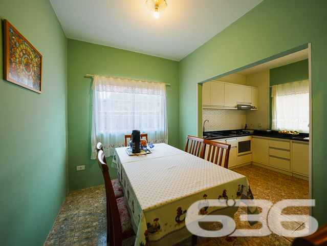 Descubra a harmonia perfeita entre tranquilidade e conveniência com esta encantadora residência térrea localizada no bairro Guanabara, em Joinville/SC. Esta casa padrão, oferece a base perfeita para quem busca conforto e qualidade de vida.

A residência se abre para um generoso jardim frontal, meticulosamente cuidado, onde cada detalhe do paisagismo contribui para uma atmosfera tranquila e convidativa. O acesso à casa é complementado por um caminho de pedras decorativas, ideal para suas caminhadas matinais ou para receber seus convidados com elegância.

Internamente, a casa é um verdadeiro refúgio de tranquilidade e bom gosto. A sala íntima convida ao descanso e à convivência, enquanto a cozinha, prática e funcional, é integrada à copa, facilitando o dia a dia e as refeições em família. A cozinha é o coração da casa, pronta para preparar suas receitas favoritas.

A residência conta com dois dormitórios arejados e bem iluminados, proporcionando o ambiente perfeito para um descanso tranquilo. Completam o imóvel um banheiro espaçoso, área de serviço prática e um lavabo adicional, garantindo funcionalidade e conforto para todos os moradores e visitantes.

O imóvel possui uma garagem, oferecendo não apenas segurança para seu veículo, mas também espaço adicional para armazenamento. Além disso, o portão eletrônico e o terreno totalmente murado garantem sua segurança e privacidade.

A casa é ideal para quem busca um refúgio da agitação urbana, mas sem abrir mão da conveniência de estar próximo a vias de acesso, transporte público, escolas e serviços essenciais.

E para quem pensa no futuro, a residência já possui estrutura pronta para a construção de um segundo piso, oferecendo possibilidades de expansão e personalização.

Se você procura uma casa que combine cuidado, conforto e possibilidades de crescimento, esta é uma oportunidade imperdível em Joinville. Agende uma visita e venha conhecer seu novo lar!
 
636 NEGÓCIOS IMOBILIÁRIOS: A SUA MELHOR ESCOLHA
Com mais de 30 anos de experiência, a 636 Negócios Imobiliários é sua parceira ideal para encontrar o imóvel perfeito. Estamos prontos para ajudá-lo a fazer deste imóvel o seu novo lar.
 
Telefone: (47) 3451-0636
WhatsApp: (47) 99190-0636
 
Não perca esta oportunidade única. Visite nosso site para mais informações: i636.com.br