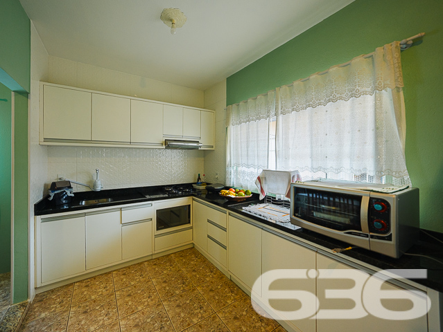 Descubra a harmonia perfeita entre tranquilidade e conveniência com esta encantadora residência térrea localizada no bairro Guanabara, em Joinville/SC. Esta casa padrão, oferece a base perfeita para quem busca conforto e qualidade de vida.

A residência se abre para um generoso jardim frontal, meticulosamente cuidado, onde cada detalhe do paisagismo contribui para uma atmosfera tranquila e convidativa. O acesso à casa é complementado por um caminho de pedras decorativas, ideal para suas caminhadas matinais ou para receber seus convidados com elegância.

Internamente, a casa é um verdadeiro refúgio de tranquilidade e bom gosto. A sala íntima convida ao descanso e à convivência, enquanto a cozinha, prática e funcional, é integrada à copa, facilitando o dia a dia e as refeições em família. A cozinha é o coração da casa, pronta para preparar suas receitas favoritas.

A residência conta com dois dormitórios arejados e bem iluminados, proporcionando o ambiente perfeito para um descanso tranquilo. Completam o imóvel um banheiro espaçoso, área de serviço prática e um lavabo adicional, garantindo funcionalidade e conforto para todos os moradores e visitantes.

O imóvel possui uma garagem, oferecendo não apenas segurança para seu veículo, mas também espaço adicional para armazenamento. Além disso, o portão eletrônico e o terreno totalmente murado garantem sua segurança e privacidade.

A casa é ideal para quem busca um refúgio da agitação urbana, mas sem abrir mão da conveniência de estar próximo a vias de acesso, transporte público, escolas e serviços essenciais.

E para quem pensa no futuro, a residência já possui estrutura pronta para a construção de um segundo piso, oferecendo possibilidades de expansão e personalização.

Se você procura uma casa que combine cuidado, conforto e possibilidades de crescimento, esta é uma oportunidade imperdível em Joinville. Agende uma visita e venha conhecer seu novo lar!
 
636 NEGÓCIOS IMOBILIÁRIOS: A SUA MELHOR ESCOLHA
Com mais de 30 anos de experiência, a 636 Negócios Imobiliários é sua parceira ideal para encontrar o imóvel perfeito. Estamos prontos para ajudá-lo a fazer deste imóvel o seu novo lar.
 
Telefone: (47) 3451-0636
WhatsApp: (47) 99190-0636
 
Não perca esta oportunidade única. Visite nosso site para mais informações: i636.com.br