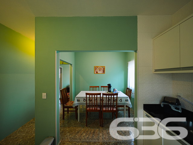 Descubra a harmonia perfeita entre tranquilidade e conveniência com esta encantadora residência térrea localizada no bairro Guanabara, em Joinville/SC. Esta casa padrão, oferece a base perfeita para quem busca conforto e qualidade de vida.

A residência se abre para um generoso jardim frontal, meticulosamente cuidado, onde cada detalhe do paisagismo contribui para uma atmosfera tranquila e convidativa. O acesso à casa é complementado por um caminho de pedras decorativas, ideal para suas caminhadas matinais ou para receber seus convidados com elegância.

Internamente, a casa é um verdadeiro refúgio de tranquilidade e bom gosto. A sala íntima convida ao descanso e à convivência, enquanto a cozinha, prática e funcional, é integrada à copa, facilitando o dia a dia e as refeições em família. A cozinha é o coração da casa, pronta para preparar suas receitas favoritas.

A residência conta com dois dormitórios arejados e bem iluminados, proporcionando o ambiente perfeito para um descanso tranquilo. Completam o imóvel um banheiro espaçoso, área de serviço prática e um lavabo adicional, garantindo funcionalidade e conforto para todos os moradores e visitantes.

O imóvel possui uma garagem, oferecendo não apenas segurança para seu veículo, mas também espaço adicional para armazenamento. Além disso, o portão eletrônico e o terreno totalmente murado garantem sua segurança e privacidade.

A casa é ideal para quem busca um refúgio da agitação urbana, mas sem abrir mão da conveniência de estar próximo a vias de acesso, transporte público, escolas e serviços essenciais.

E para quem pensa no futuro, a residência já possui estrutura pronta para a construção de um segundo piso, oferecendo possibilidades de expansão e personalização.

Se você procura uma casa que combine cuidado, conforto e possibilidades de crescimento, esta é uma oportunidade imperdível em Joinville. Agende uma visita e venha conhecer seu novo lar!
 
636 NEGÓCIOS IMOBILIÁRIOS: A SUA MELHOR ESCOLHA
Com mais de 30 anos de experiência, a 636 Negócios Imobiliários é sua parceira ideal para encontrar o imóvel perfeito. Estamos prontos para ajudá-lo a fazer deste imóvel o seu novo lar.
 
Telefone: (47) 3451-0636
WhatsApp: (47) 99190-0636
 
Não perca esta oportunidade única. Visite nosso site para mais informações: i636.com.br