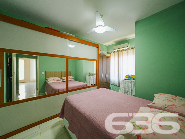 Descubra a harmonia perfeita entre tranquilidade e conveniência com esta encantadora residência térrea localizada no bairro Guanabara, em Joinville/SC. Esta casa padrão, oferece a base perfeita para quem busca conforto e qualidade de vida.

A residência se abre para um generoso jardim frontal, meticulosamente cuidado, onde cada detalhe do paisagismo contribui para uma atmosfera tranquila e convidativa. O acesso à casa é complementado por um caminho de pedras decorativas, ideal para suas caminhadas matinais ou para receber seus convidados com elegância.

Internamente, a casa é um verdadeiro refúgio de tranquilidade e bom gosto. A sala íntima convida ao descanso e à convivência, enquanto a cozinha, prática e funcional, é integrada à copa, facilitando o dia a dia e as refeições em família. A cozinha é o coração da casa, pronta para preparar suas receitas favoritas.

A residência conta com dois dormitórios arejados e bem iluminados, proporcionando o ambiente perfeito para um descanso tranquilo. Completam o imóvel um banheiro espaçoso, área de serviço prática e um lavabo adicional, garantindo funcionalidade e conforto para todos os moradores e visitantes.

O imóvel possui uma garagem, oferecendo não apenas segurança para seu veículo, mas também espaço adicional para armazenamento. Além disso, o portão eletrônico e o terreno totalmente murado garantem sua segurança e privacidade.

A casa é ideal para quem busca um refúgio da agitação urbana, mas sem abrir mão da conveniência de estar próximo a vias de acesso, transporte público, escolas e serviços essenciais.

E para quem pensa no futuro, a residência já possui estrutura pronta para a construção de um segundo piso, oferecendo possibilidades de expansão e personalização.

Se você procura uma casa que combine cuidado, conforto e possibilidades de crescimento, esta é uma oportunidade imperdível em Joinville. Agende uma visita e venha conhecer seu novo lar!
 
636 NEGÓCIOS IMOBILIÁRIOS: A SUA MELHOR ESCOLHA
Com mais de 30 anos de experiência, a 636 Negócios Imobiliários é sua parceira ideal para encontrar o imóvel perfeito. Estamos prontos para ajudá-lo a fazer deste imóvel o seu novo lar.
 
Telefone: (47) 3451-0636
WhatsApp: (47) 99190-0636
 
Não perca esta oportunidade única. Visite nosso site para mais informações: i636.com.br