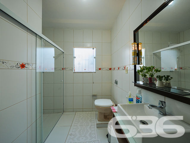 Descubra a harmonia perfeita entre tranquilidade e conveniência com esta encantadora residência térrea localizada no bairro Guanabara, em Joinville/SC. Esta casa padrão, oferece a base perfeita para quem busca conforto e qualidade de vida.

A residência se abre para um generoso jardim frontal, meticulosamente cuidado, onde cada detalhe do paisagismo contribui para uma atmosfera tranquila e convidativa. O acesso à casa é complementado por um caminho de pedras decorativas, ideal para suas caminhadas matinais ou para receber seus convidados com elegância.

Internamente, a casa é um verdadeiro refúgio de tranquilidade e bom gosto. A sala íntima convida ao descanso e à convivência, enquanto a cozinha, prática e funcional, é integrada à copa, facilitando o dia a dia e as refeições em família. A cozinha é o coração da casa, pronta para preparar suas receitas favoritas.

A residência conta com dois dormitórios arejados e bem iluminados, proporcionando o ambiente perfeito para um descanso tranquilo. Completam o imóvel um banheiro espaçoso, área de serviço prática e um lavabo adicional, garantindo funcionalidade e conforto para todos os moradores e visitantes.

O imóvel possui uma garagem, oferecendo não apenas segurança para seu veículo, mas também espaço adicional para armazenamento. Além disso, o portão eletrônico e o terreno totalmente murado garantem sua segurança e privacidade.

A casa é ideal para quem busca um refúgio da agitação urbana, mas sem abrir mão da conveniência de estar próximo a vias de acesso, transporte público, escolas e serviços essenciais.

E para quem pensa no futuro, a residência já possui estrutura pronta para a construção de um segundo piso, oferecendo possibilidades de expansão e personalização.

Se você procura uma casa que combine cuidado, conforto e possibilidades de crescimento, esta é uma oportunidade imperdível em Joinville. Agende uma visita e venha conhecer seu novo lar!
 
636 NEGÓCIOS IMOBILIÁRIOS: A SUA MELHOR ESCOLHA
Com mais de 30 anos de experiência, a 636 Negócios Imobiliários é sua parceira ideal para encontrar o imóvel perfeito. Estamos prontos para ajudá-lo a fazer deste imóvel o seu novo lar.
 
Telefone: (47) 3451-0636
WhatsApp: (47) 99190-0636
 
Não perca esta oportunidade única. Visite nosso site para mais informações: i636.com.br