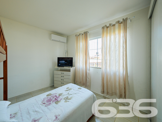 Descubra a harmonia perfeita entre tranquilidade e conveniência com esta encantadora residência térrea localizada no bairro Guanabara, em Joinville/SC. Esta casa padrão, oferece a base perfeita para quem busca conforto e qualidade de vida.

A residência se abre para um generoso jardim frontal, meticulosamente cuidado, onde cada detalhe do paisagismo contribui para uma atmosfera tranquila e convidativa. O acesso à casa é complementado por um caminho de pedras decorativas, ideal para suas caminhadas matinais ou para receber seus convidados com elegância.

Internamente, a casa é um verdadeiro refúgio de tranquilidade e bom gosto. A sala íntima convida ao descanso e à convivência, enquanto a cozinha, prática e funcional, é integrada à copa, facilitando o dia a dia e as refeições em família. A cozinha é o coração da casa, pronta para preparar suas receitas favoritas.

A residência conta com dois dormitórios arejados e bem iluminados, proporcionando o ambiente perfeito para um descanso tranquilo. Completam o imóvel um banheiro espaçoso, área de serviço prática e um lavabo adicional, garantindo funcionalidade e conforto para todos os moradores e visitantes.

O imóvel possui uma garagem, oferecendo não apenas segurança para seu veículo, mas também espaço adicional para armazenamento. Além disso, o portão eletrônico e o terreno totalmente murado garantem sua segurança e privacidade.

A casa é ideal para quem busca um refúgio da agitação urbana, mas sem abrir mão da conveniência de estar próximo a vias de acesso, transporte público, escolas e serviços essenciais.

E para quem pensa no futuro, a residência já possui estrutura pronta para a construção de um segundo piso, oferecendo possibilidades de expansão e personalização.

Se você procura uma casa que combine cuidado, conforto e possibilidades de crescimento, esta é uma oportunidade imperdível em Joinville. Agende uma visita e venha conhecer seu novo lar!
 
636 NEGÓCIOS IMOBILIÁRIOS: A SUA MELHOR ESCOLHA
Com mais de 30 anos de experiência, a 636 Negócios Imobiliários é sua parceira ideal para encontrar o imóvel perfeito. Estamos prontos para ajudá-lo a fazer deste imóvel o seu novo lar.
 
Telefone: (47) 3451-0636
WhatsApp: (47) 99190-0636
 
Não perca esta oportunidade única. Visite nosso site para mais informações: i636.com.br