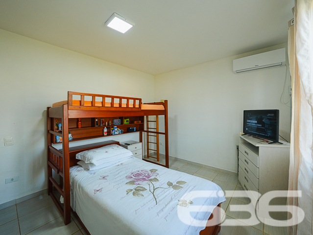 Descubra a harmonia perfeita entre tranquilidade e conveniência com esta encantadora residência térrea localizada no bairro Guanabara, em Joinville/SC. Esta casa padrão, oferece a base perfeita para quem busca conforto e qualidade de vida.

A residência se abre para um generoso jardim frontal, meticulosamente cuidado, onde cada detalhe do paisagismo contribui para uma atmosfera tranquila e convidativa. O acesso à casa é complementado por um caminho de pedras decorativas, ideal para suas caminhadas matinais ou para receber seus convidados com elegância.

Internamente, a casa é um verdadeiro refúgio de tranquilidade e bom gosto. A sala íntima convida ao descanso e à convivência, enquanto a cozinha, prática e funcional, é integrada à copa, facilitando o dia a dia e as refeições em família. A cozinha é o coração da casa, pronta para preparar suas receitas favoritas.

A residência conta com dois dormitórios arejados e bem iluminados, proporcionando o ambiente perfeito para um descanso tranquilo. Completam o imóvel um banheiro espaçoso, área de serviço prática e um lavabo adicional, garantindo funcionalidade e conforto para todos os moradores e visitantes.

O imóvel possui uma garagem, oferecendo não apenas segurança para seu veículo, mas também espaço adicional para armazenamento. Além disso, o portão eletrônico e o terreno totalmente murado garantem sua segurança e privacidade.

A casa é ideal para quem busca um refúgio da agitação urbana, mas sem abrir mão da conveniência de estar próximo a vias de acesso, transporte público, escolas e serviços essenciais.

E para quem pensa no futuro, a residência já possui estrutura pronta para a construção de um segundo piso, oferecendo possibilidades de expansão e personalização.

Se você procura uma casa que combine cuidado, conforto e possibilidades de crescimento, esta é uma oportunidade imperdível em Joinville. Agende uma visita e venha conhecer seu novo lar!
 
636 NEGÓCIOS IMOBILIÁRIOS: A SUA MELHOR ESCOLHA
Com mais de 30 anos de experiência, a 636 Negócios Imobiliários é sua parceira ideal para encontrar o imóvel perfeito. Estamos prontos para ajudá-lo a fazer deste imóvel o seu novo lar.
 
Telefone: (47) 3451-0636
WhatsApp: (47) 99190-0636
 
Não perca esta oportunidade única. Visite nosso site para mais informações: i636.com.br