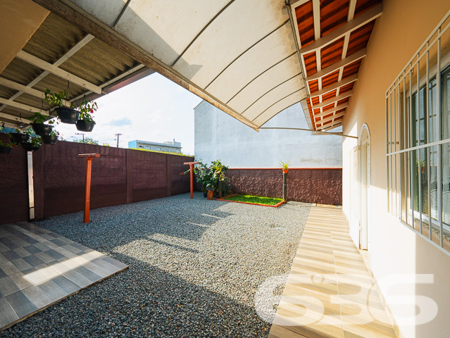 Descubra a harmonia perfeita entre tranquilidade e conveniência com esta encantadora residência térrea localizada no bairro Guanabara, em Joinville/SC. Esta casa padrão, oferece a base perfeita para quem busca conforto e qualidade de vida.

A residência se abre para um generoso jardim frontal, meticulosamente cuidado, onde cada detalhe do paisagismo contribui para uma atmosfera tranquila e convidativa. O acesso à casa é complementado por um caminho de pedras decorativas, ideal para suas caminhadas matinais ou para receber seus convidados com elegância.

Internamente, a casa é um verdadeiro refúgio de tranquilidade e bom gosto. A sala íntima convida ao descanso e à convivência, enquanto a cozinha, prática e funcional, é integrada à copa, facilitando o dia a dia e as refeições em família. A cozinha é o coração da casa, pronta para preparar suas receitas favoritas.

A residência conta com dois dormitórios arejados e bem iluminados, proporcionando o ambiente perfeito para um descanso tranquilo. Completam o imóvel um banheiro espaçoso, área de serviço prática e um lavabo adicional, garantindo funcionalidade e conforto para todos os moradores e visitantes.

O imóvel possui uma garagem, oferecendo não apenas segurança para seu veículo, mas também espaço adicional para armazenamento. Além disso, o portão eletrônico e o terreno totalmente murado garantem sua segurança e privacidade.

A casa é ideal para quem busca um refúgio da agitação urbana, mas sem abrir mão da conveniência de estar próximo a vias de acesso, transporte público, escolas e serviços essenciais.

E para quem pensa no futuro, a residência já possui estrutura pronta para a construção de um segundo piso, oferecendo possibilidades de expansão e personalização.

Se você procura uma casa que combine cuidado, conforto e possibilidades de crescimento, esta é uma oportunidade imperdível em Joinville. Agende uma visita e venha conhecer seu novo lar!
 
636 NEGÓCIOS IMOBILIÁRIOS: A SUA MELHOR ESCOLHA
Com mais de 30 anos de experiência, a 636 Negócios Imobiliários é sua parceira ideal para encontrar o imóvel perfeito. Estamos prontos para ajudá-lo a fazer deste imóvel o seu novo lar.
 
Telefone: (47) 3451-0636
WhatsApp: (47) 99190-0636
 
Não perca esta oportunidade única. Visite nosso site para mais informações: i636.com.br