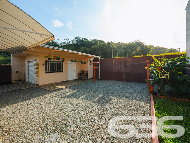 Descubra a harmonia perfeita entre tranquilidade e conveniência com esta encantadora residência térrea localizada no bairro Guanabara, em Joinville/SC. Esta casa padrão, oferece a base perfeita para quem busca conforto e qualidade de vida.

A residência se abre para um generoso jardim frontal, meticulosamente cuidado, onde cada detalhe do paisagismo contribui para uma atmosfera tranquila e convidativa. O acesso à casa é complementado por um caminho de pedras decorativas, ideal para suas caminhadas matinais ou para receber seus convidados com elegância.

Internamente, a casa é um verdadeiro refúgio de tranquilidade e bom gosto. A sala íntima convida ao descanso e à convivência, enquanto a cozinha, prática e funcional, é integrada à copa, facilitando o dia a dia e as refeições em família. A cozinha é o coração da casa, pronta para preparar suas receitas favoritas.

A residência conta com dois dormitórios arejados e bem iluminados, proporcionando o ambiente perfeito para um descanso tranquilo. Completam o imóvel um banheiro espaçoso, área de serviço prática e um lavabo adicional, garantindo funcionalidade e conforto para todos os moradores e visitantes.

O imóvel possui uma garagem, oferecendo não apenas segurança para seu veículo, mas também espaço adicional para armazenamento. Além disso, o portão eletrônico e o terreno totalmente murado garantem sua segurança e privacidade.

A casa é ideal para quem busca um refúgio da agitação urbana, mas sem abrir mão da conveniência de estar próximo a vias de acesso, transporte público, escolas e serviços essenciais.

E para quem pensa no futuro, a residência já possui estrutura pronta para a construção de um segundo piso, oferecendo possibilidades de expansão e personalização.

Se você procura uma casa que combine cuidado, conforto e possibilidades de crescimento, esta é uma oportunidade imperdível em Joinville. Agende uma visita e venha conhecer seu novo lar!
 
636 NEGÓCIOS IMOBILIÁRIOS: A SUA MELHOR ESCOLHA
Com mais de 30 anos de experiência, a 636 Negócios Imobiliários é sua parceira ideal para encontrar o imóvel perfeito. Estamos prontos para ajudá-lo a fazer deste imóvel o seu novo lar.
 
Telefone: (47) 3451-0636
WhatsApp: (47) 99190-0636
 
Não perca esta oportunidade única. Visite nosso site para mais informações: i636.com.br