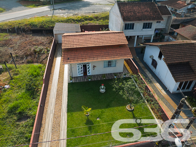 Descubra a harmonia perfeita entre tranquilidade e conveniência com esta encantadora residência térrea localizada no bairro Guanabara, em Joinville/SC. Esta casa padrão, oferece a base perfeita para quem busca conforto e qualidade de vida.

A residência se abre para um generoso jardim frontal, meticulosamente cuidado, onde cada detalhe do paisagismo contribui para uma atmosfera tranquila e convidativa. O acesso à casa é complementado por um caminho de pedras decorativas, ideal para suas caminhadas matinais ou para receber seus convidados com elegância.

Internamente, a casa é um verdadeiro refúgio de tranquilidade e bom gosto. A sala íntima convida ao descanso e à convivência, enquanto a cozinha, prática e funcional, é integrada à copa, facilitando o dia a dia e as refeições em família. A cozinha é o coração da casa, pronta para preparar suas receitas favoritas.

A residência conta com dois dormitórios arejados e bem iluminados, proporcionando o ambiente perfeito para um descanso tranquilo. Completam o imóvel um banheiro espaçoso, área de serviço prática e um lavabo adicional, garantindo funcionalidade e conforto para todos os moradores e visitantes.

O imóvel possui uma garagem, oferecendo não apenas segurança para seu veículo, mas também espaço adicional para armazenamento. Além disso, o portão eletrônico e o terreno totalmente murado garantem sua segurança e privacidade.

A casa é ideal para quem busca um refúgio da agitação urbana, mas sem abrir mão da conveniência de estar próximo a vias de acesso, transporte público, escolas e serviços essenciais.

E para quem pensa no futuro, a residência já possui estrutura pronta para a construção de um segundo piso, oferecendo possibilidades de expansão e personalização.

Se você procura uma casa que combine cuidado, conforto e possibilidades de crescimento, esta é uma oportunidade imperdível em Joinville. Agende uma visita e venha conhecer seu novo lar!
 
636 NEGÓCIOS IMOBILIÁRIOS: A SUA MELHOR ESCOLHA
Com mais de 30 anos de experiência, a 636 Negócios Imobiliários é sua parceira ideal para encontrar o imóvel perfeito. Estamos prontos para ajudá-lo a fazer deste imóvel o seu novo lar.
 
Telefone: (47) 3451-0636
WhatsApp: (47) 99190-0636
 
Não perca esta oportunidade única. Visite nosso site para mais informações: i636.com.br