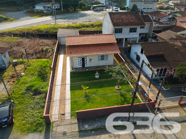 Descubra a harmonia perfeita entre tranquilidade e conveniência com esta encantadora residência térrea localizada no bairro Guanabara, em Joinville/SC. Esta casa padrão, oferece a base perfeita para quem busca conforto e qualidade de vida.

A residência se abre para um generoso jardim frontal, meticulosamente cuidado, onde cada detalhe do paisagismo contribui para uma atmosfera tranquila e convidativa. O acesso à casa é complementado por um caminho de pedras decorativas, ideal para suas caminhadas matinais ou para receber seus convidados com elegância.

Internamente, a casa é um verdadeiro refúgio de tranquilidade e bom gosto. A sala íntima convida ao descanso e à convivência, enquanto a cozinha, prática e funcional, é integrada à copa, facilitando o dia a dia e as refeições em família. A cozinha é o coração da casa, pronta para preparar suas receitas favoritas.

A residência conta com dois dormitórios arejados e bem iluminados, proporcionando o ambiente perfeito para um descanso tranquilo. Completam o imóvel um banheiro espaçoso, área de serviço prática e um lavabo adicional, garantindo funcionalidade e conforto para todos os moradores e visitantes.

O imóvel possui uma garagem, oferecendo não apenas segurança para seu veículo, mas também espaço adicional para armazenamento. Além disso, o portão eletrônico e o terreno totalmente murado garantem sua segurança e privacidade.

A casa é ideal para quem busca um refúgio da agitação urbana, mas sem abrir mão da conveniência de estar próximo a vias de acesso, transporte público, escolas e serviços essenciais.

E para quem pensa no futuro, a residência já possui estrutura pronta para a construção de um segundo piso, oferecendo possibilidades de expansão e personalização.

Se você procura uma casa que combine cuidado, conforto e possibilidades de crescimento, esta é uma oportunidade imperdível em Joinville. Agende uma visita e venha conhecer seu novo lar!
 
636 NEGÓCIOS IMOBILIÁRIOS: A SUA MELHOR ESCOLHA
Com mais de 30 anos de experiência, a 636 Negócios Imobiliários é sua parceira ideal para encontrar o imóvel perfeito. Estamos prontos para ajudá-lo a fazer deste imóvel o seu novo lar.
 
Telefone: (47) 3451-0636
WhatsApp: (47) 99190-0636
 
Não perca esta oportunidade única. Visite nosso site para mais informações: i636.com.br