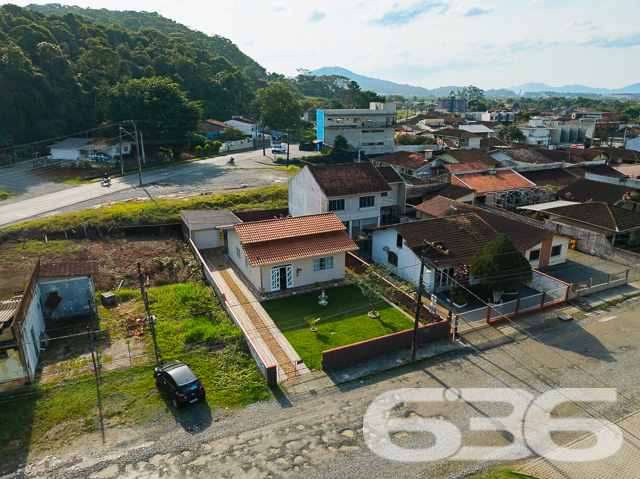 Descubra a harmonia perfeita entre tranquilidade e conveniência com esta encantadora residência térrea localizada no bairro Guanabara, em Joinville/SC. Esta casa padrão, oferece a base perfeita para quem busca conforto e qualidade de vida.

A residência se abre para um generoso jardim frontal, meticulosamente cuidado, onde cada detalhe do paisagismo contribui para uma atmosfera tranquila e convidativa. O acesso à casa é complementado por um caminho de pedras decorativas, ideal para suas caminhadas matinais ou para receber seus convidados com elegância.

Internamente, a casa é um verdadeiro refúgio de tranquilidade e bom gosto. A sala íntima convida ao descanso e à convivência, enquanto a cozinha, prática e funcional, é integrada à copa, facilitando o dia a dia e as refeições em família. A cozinha é o coração da casa, pronta para preparar suas receitas favoritas.

A residência conta com dois dormitórios arejados e bem iluminados, proporcionando o ambiente perfeito para um descanso tranquilo. Completam o imóvel um banheiro espaçoso, área de serviço prática e um lavabo adicional, garantindo funcionalidade e conforto para todos os moradores e visitantes.

O imóvel possui uma garagem, oferecendo não apenas segurança para seu veículo, mas também espaço adicional para armazenamento. Além disso, o portão eletrônico e o terreno totalmente murado garantem sua segurança e privacidade.

A casa é ideal para quem busca um refúgio da agitação urbana, mas sem abrir mão da conveniência de estar próximo a vias de acesso, transporte público, escolas e serviços essenciais.

E para quem pensa no futuro, a residência já possui estrutura pronta para a construção de um segundo piso, oferecendo possibilidades de expansão e personalização.

Se você procura uma casa que combine cuidado, conforto e possibilidades de crescimento, esta é uma oportunidade imperdível em Joinville. Agende uma visita e venha conhecer seu novo lar!
 
636 NEGÓCIOS IMOBILIÁRIOS: A SUA MELHOR ESCOLHA
Com mais de 30 anos de experiência, a 636 Negócios Imobiliários é sua parceira ideal para encontrar o imóvel perfeito. Estamos prontos para ajudá-lo a fazer deste imóvel o seu novo lar.
 
Telefone: (47) 3451-0636
WhatsApp: (47) 99190-0636
 
Não perca esta oportunidade única. Visite nosso site para mais informações: i636.com.br