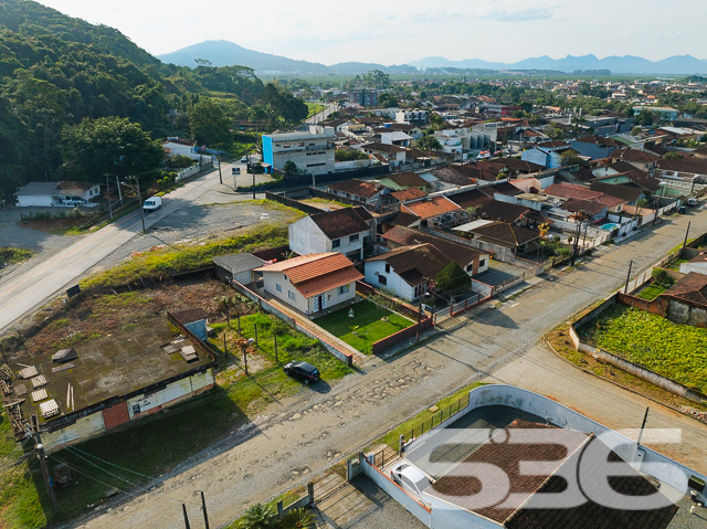 Descubra a harmonia perfeita entre tranquilidade e conveniência com esta encantadora residência térrea localizada no bairro Guanabara, em Joinville/SC. Esta casa padrão, oferece a base perfeita para quem busca conforto e qualidade de vida.

A residência se abre para um generoso jardim frontal, meticulosamente cuidado, onde cada detalhe do paisagismo contribui para uma atmosfera tranquila e convidativa. O acesso à casa é complementado por um caminho de pedras decorativas, ideal para suas caminhadas matinais ou para receber seus convidados com elegância.

Internamente, a casa é um verdadeiro refúgio de tranquilidade e bom gosto. A sala íntima convida ao descanso e à convivência, enquanto a cozinha, prática e funcional, é integrada à copa, facilitando o dia a dia e as refeições em família. A cozinha é o coração da casa, pronta para preparar suas receitas favoritas.

A residência conta com dois dormitórios arejados e bem iluminados, proporcionando o ambiente perfeito para um descanso tranquilo. Completam o imóvel um banheiro espaçoso, área de serviço prática e um lavabo adicional, garantindo funcionalidade e conforto para todos os moradores e visitantes.

O imóvel possui uma garagem, oferecendo não apenas segurança para seu veículo, mas também espaço adicional para armazenamento. Além disso, o portão eletrônico e o terreno totalmente murado garantem sua segurança e privacidade.

A casa é ideal para quem busca um refúgio da agitação urbana, mas sem abrir mão da conveniência de estar próximo a vias de acesso, transporte público, escolas e serviços essenciais.

E para quem pensa no futuro, a residência já possui estrutura pronta para a construção de um segundo piso, oferecendo possibilidades de expansão e personalização.

Se você procura uma casa que combine cuidado, conforto e possibilidades de crescimento, esta é uma oportunidade imperdível em Joinville. Agende uma visita e venha conhecer seu novo lar!
 
636 NEGÓCIOS IMOBILIÁRIOS: A SUA MELHOR ESCOLHA
Com mais de 30 anos de experiência, a 636 Negócios Imobiliários é sua parceira ideal para encontrar o imóvel perfeito. Estamos prontos para ajudá-lo a fazer deste imóvel o seu novo lar.
 
Telefone: (47) 3451-0636
WhatsApp: (47) 99190-0636
 
Não perca esta oportunidade única. Visite nosso site para mais informações: i636.com.br