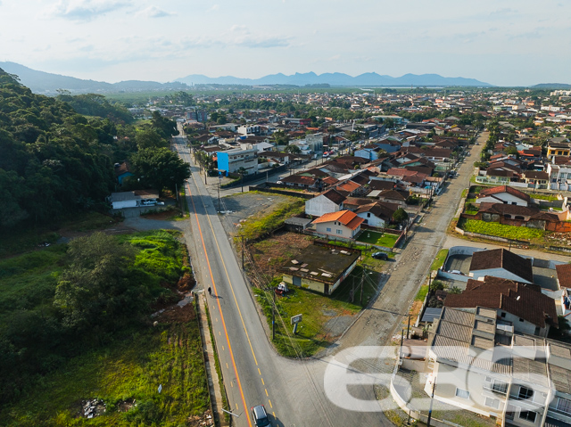Descubra a harmonia perfeita entre tranquilidade e conveniência com esta encantadora residência térrea localizada no bairro Guanabara, em Joinville/SC. Esta casa padrão, oferece a base perfeita para quem busca conforto e qualidade de vida.

A residência se abre para um generoso jardim frontal, meticulosamente cuidado, onde cada detalhe do paisagismo contribui para uma atmosfera tranquila e convidativa. O acesso à casa é complementado por um caminho de pedras decorativas, ideal para suas caminhadas matinais ou para receber seus convidados com elegância.

Internamente, a casa é um verdadeiro refúgio de tranquilidade e bom gosto. A sala íntima convida ao descanso e à convivência, enquanto a cozinha, prática e funcional, é integrada à copa, facilitando o dia a dia e as refeições em família. A cozinha é o coração da casa, pronta para preparar suas receitas favoritas.

A residência conta com dois dormitórios arejados e bem iluminados, proporcionando o ambiente perfeito para um descanso tranquilo. Completam o imóvel um banheiro espaçoso, área de serviço prática e um lavabo adicional, garantindo funcionalidade e conforto para todos os moradores e visitantes.

O imóvel possui uma garagem, oferecendo não apenas segurança para seu veículo, mas também espaço adicional para armazenamento. Além disso, o portão eletrônico e o terreno totalmente murado garantem sua segurança e privacidade.

A casa é ideal para quem busca um refúgio da agitação urbana, mas sem abrir mão da conveniência de estar próximo a vias de acesso, transporte público, escolas e serviços essenciais.

E para quem pensa no futuro, a residência já possui estrutura pronta para a construção de um segundo piso, oferecendo possibilidades de expansão e personalização.

Se você procura uma casa que combine cuidado, conforto e possibilidades de crescimento, esta é uma oportunidade imperdível em Joinville. Agende uma visita e venha conhecer seu novo lar!
 
636 NEGÓCIOS IMOBILIÁRIOS: A SUA MELHOR ESCOLHA
Com mais de 30 anos de experiência, a 636 Negócios Imobiliários é sua parceira ideal para encontrar o imóvel perfeito. Estamos prontos para ajudá-lo a fazer deste imóvel o seu novo lar.
 
Telefone: (47) 3451-0636
WhatsApp: (47) 99190-0636
 
Não perca esta oportunidade única. Visite nosso site para mais informações: i636.com.br