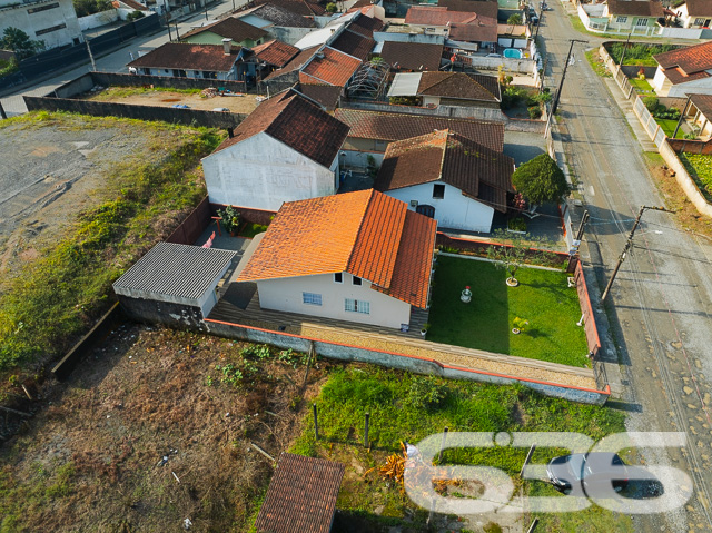 Descubra a harmonia perfeita entre tranquilidade e conveniência com esta encantadora residência térrea localizada no bairro Guanabara, em Joinville/SC. Esta casa padrão, oferece a base perfeita para quem busca conforto e qualidade de vida.

A residência se abre para um generoso jardim frontal, meticulosamente cuidado, onde cada detalhe do paisagismo contribui para uma atmosfera tranquila e convidativa. O acesso à casa é complementado por um caminho de pedras decorativas, ideal para suas caminhadas matinais ou para receber seus convidados com elegância.

Internamente, a casa é um verdadeiro refúgio de tranquilidade e bom gosto. A sala íntima convida ao descanso e à convivência, enquanto a cozinha, prática e funcional, é integrada à copa, facilitando o dia a dia e as refeições em família. A cozinha é o coração da casa, pronta para preparar suas receitas favoritas.

A residência conta com dois dormitórios arejados e bem iluminados, proporcionando o ambiente perfeito para um descanso tranquilo. Completam o imóvel um banheiro espaçoso, área de serviço prática e um lavabo adicional, garantindo funcionalidade e conforto para todos os moradores e visitantes.

O imóvel possui uma garagem, oferecendo não apenas segurança para seu veículo, mas também espaço adicional para armazenamento. Além disso, o portão eletrônico e o terreno totalmente murado garantem sua segurança e privacidade.

A casa é ideal para quem busca um refúgio da agitação urbana, mas sem abrir mão da conveniência de estar próximo a vias de acesso, transporte público, escolas e serviços essenciais.

E para quem pensa no futuro, a residência já possui estrutura pronta para a construção de um segundo piso, oferecendo possibilidades de expansão e personalização.

Se você procura uma casa que combine cuidado, conforto e possibilidades de crescimento, esta é uma oportunidade imperdível em Joinville. Agende uma visita e venha conhecer seu novo lar!
 
636 NEGÓCIOS IMOBILIÁRIOS: A SUA MELHOR ESCOLHA
Com mais de 30 anos de experiência, a 636 Negócios Imobiliários é sua parceira ideal para encontrar o imóvel perfeito. Estamos prontos para ajudá-lo a fazer deste imóvel o seu novo lar.
 
Telefone: (47) 3451-0636
WhatsApp: (47) 99190-0636
 
Não perca esta oportunidade única. Visite nosso site para mais informações: i636.com.br